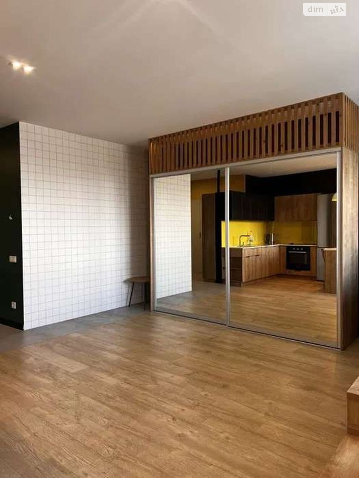 Spacious Apartment with Lake View on Poznyaki