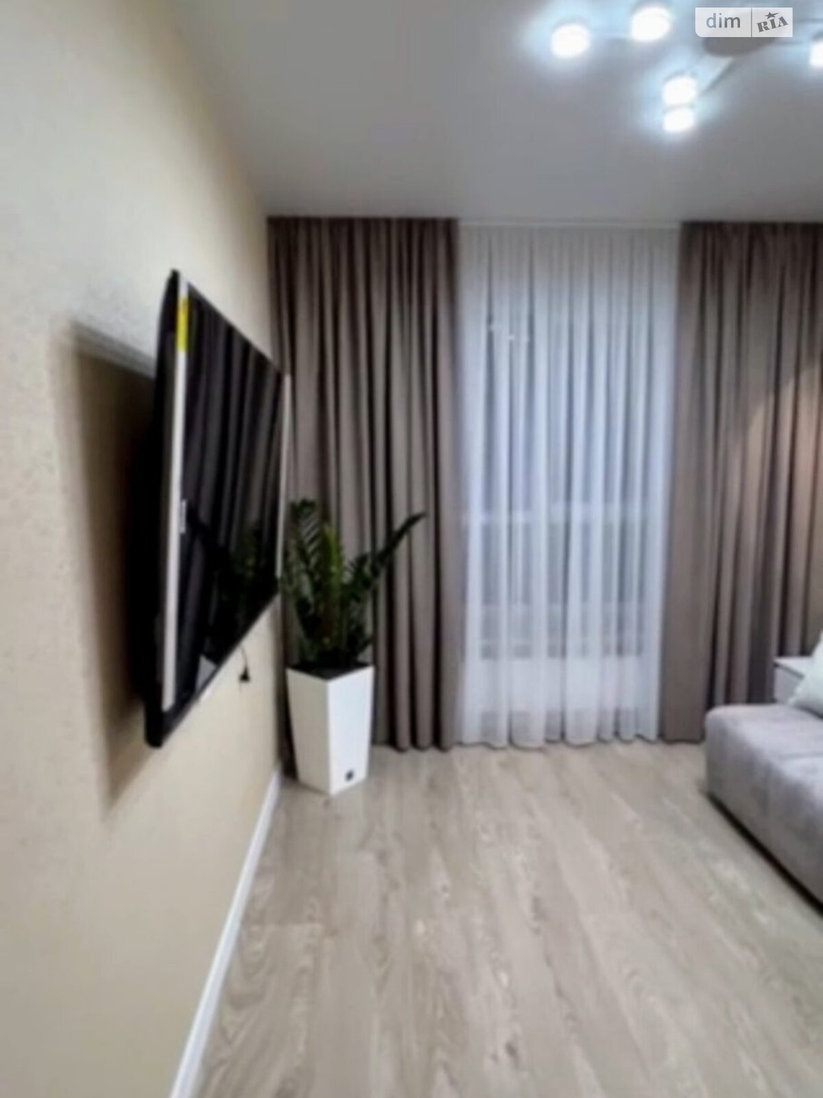 Designer Renovated Apartment with Modern Amenities and Comfortable Layout