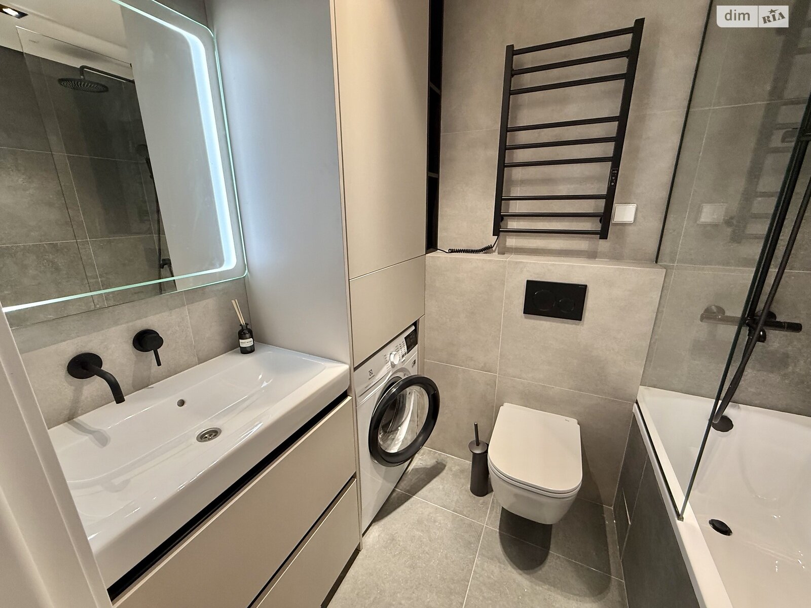 1-bedroom apartment with designer renovation on Green Street