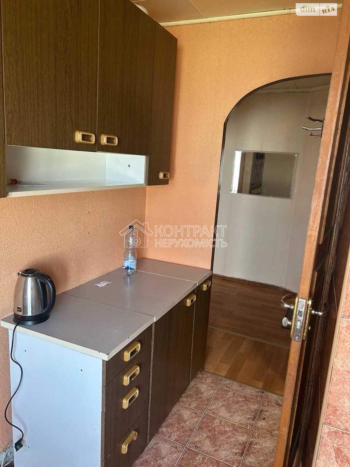 Spacious 3-Room Apartment with City View on Valentynivska Street