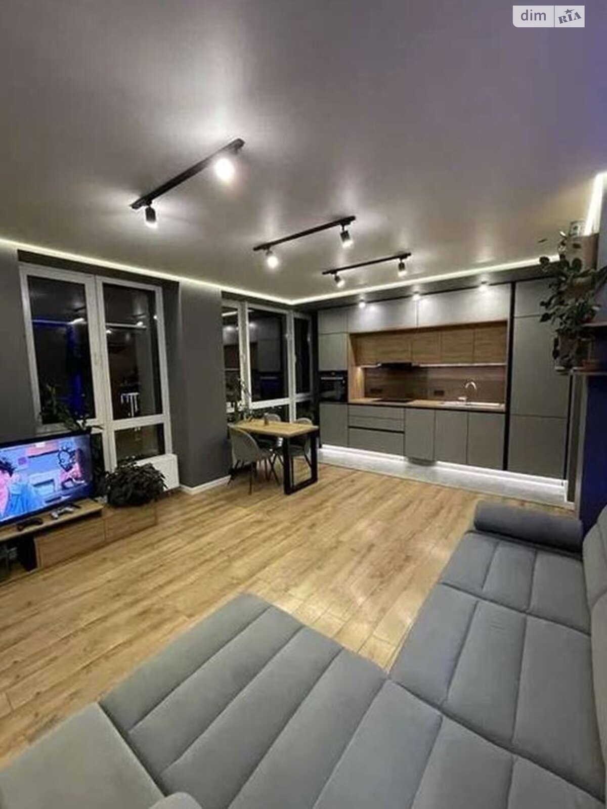 Modern Apartment with Designer Interior and Full Amenities