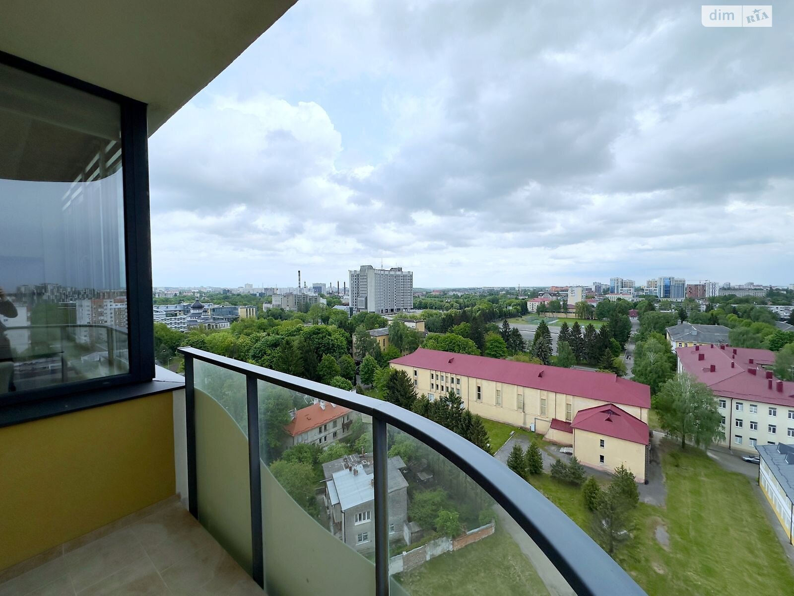 Spacious 1-bedroom apartment in Park Tower with city panorama