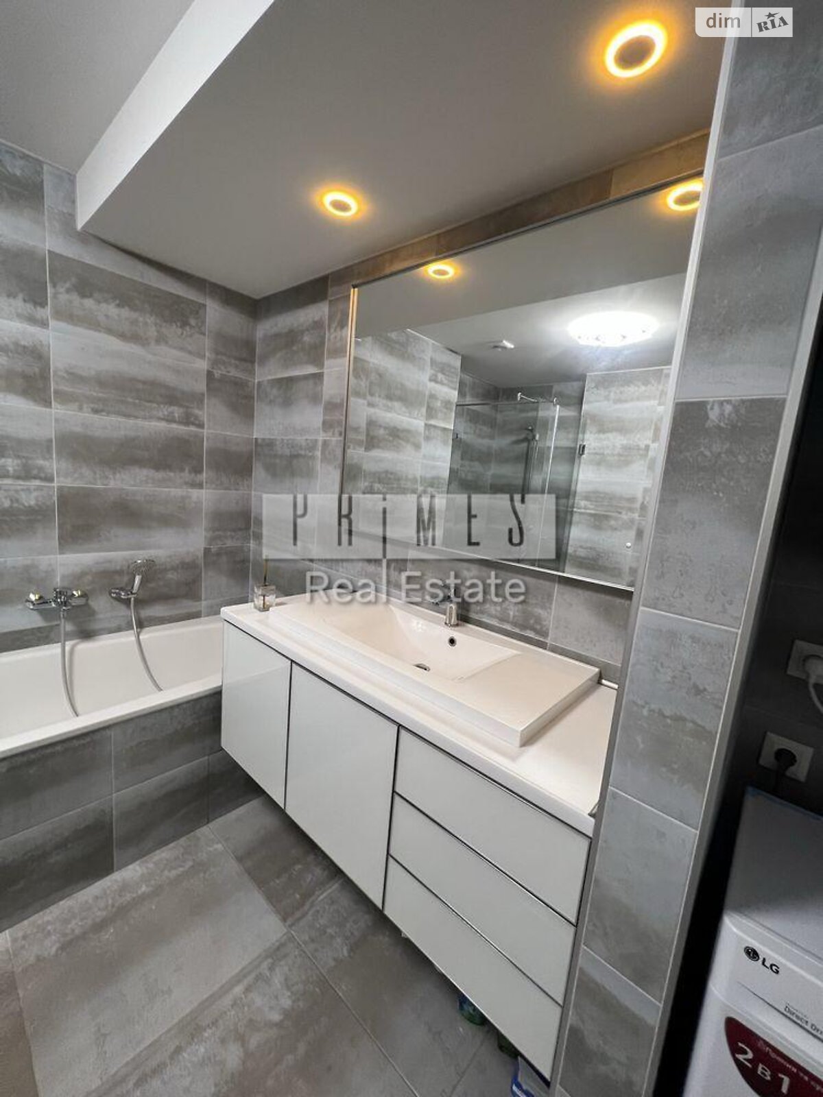 3-Bedroom Apartment near Kontraktova Square with Historic Podol View