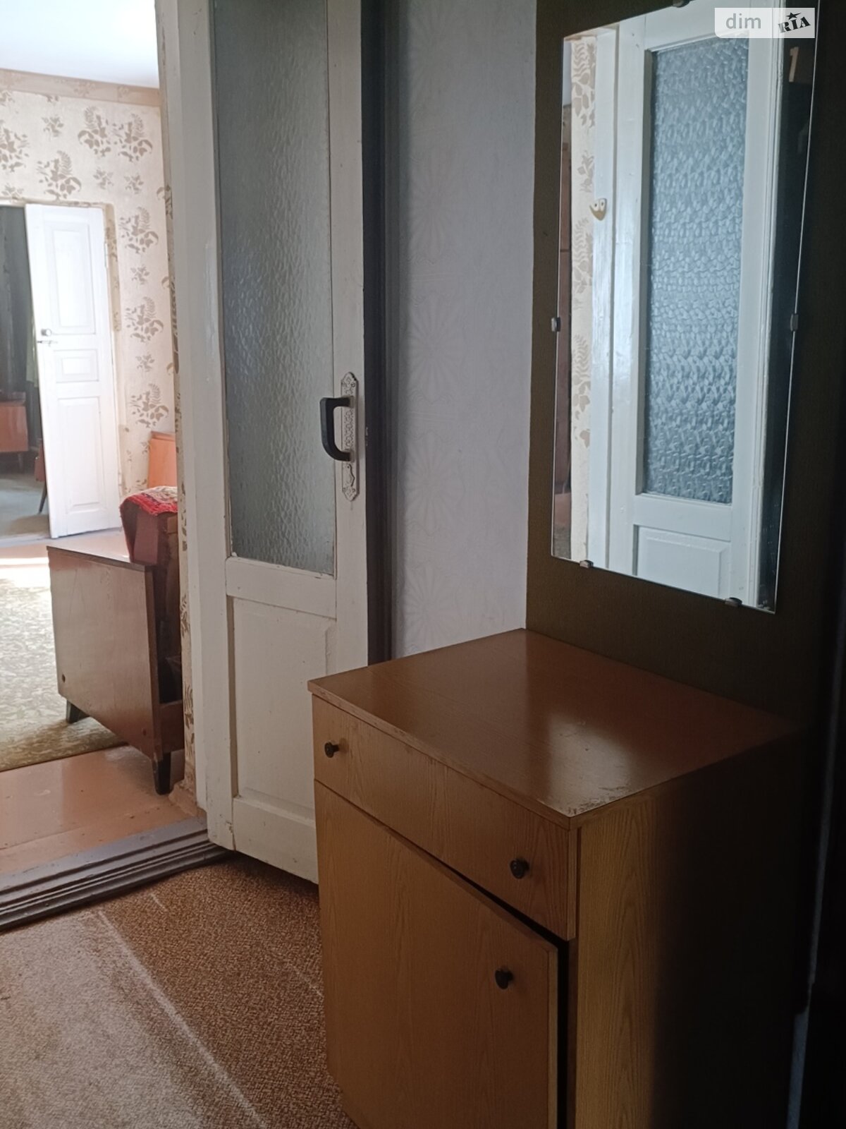 Тихий житловий простір з двома диванами, двоспальним ліжком та холодильником