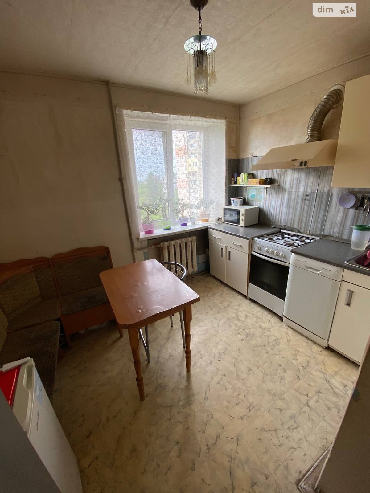 2-Room Apartment near Nezalezhnosti Street with Balcony
