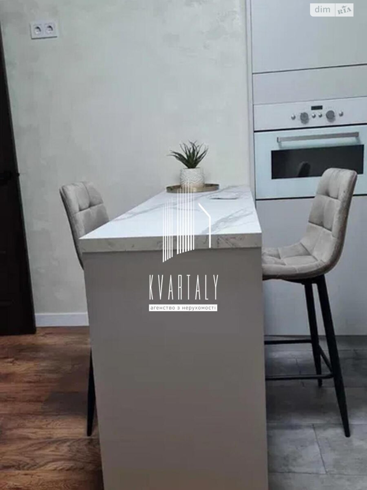 2-bedroom apartment in modern design, 25th floor, great location