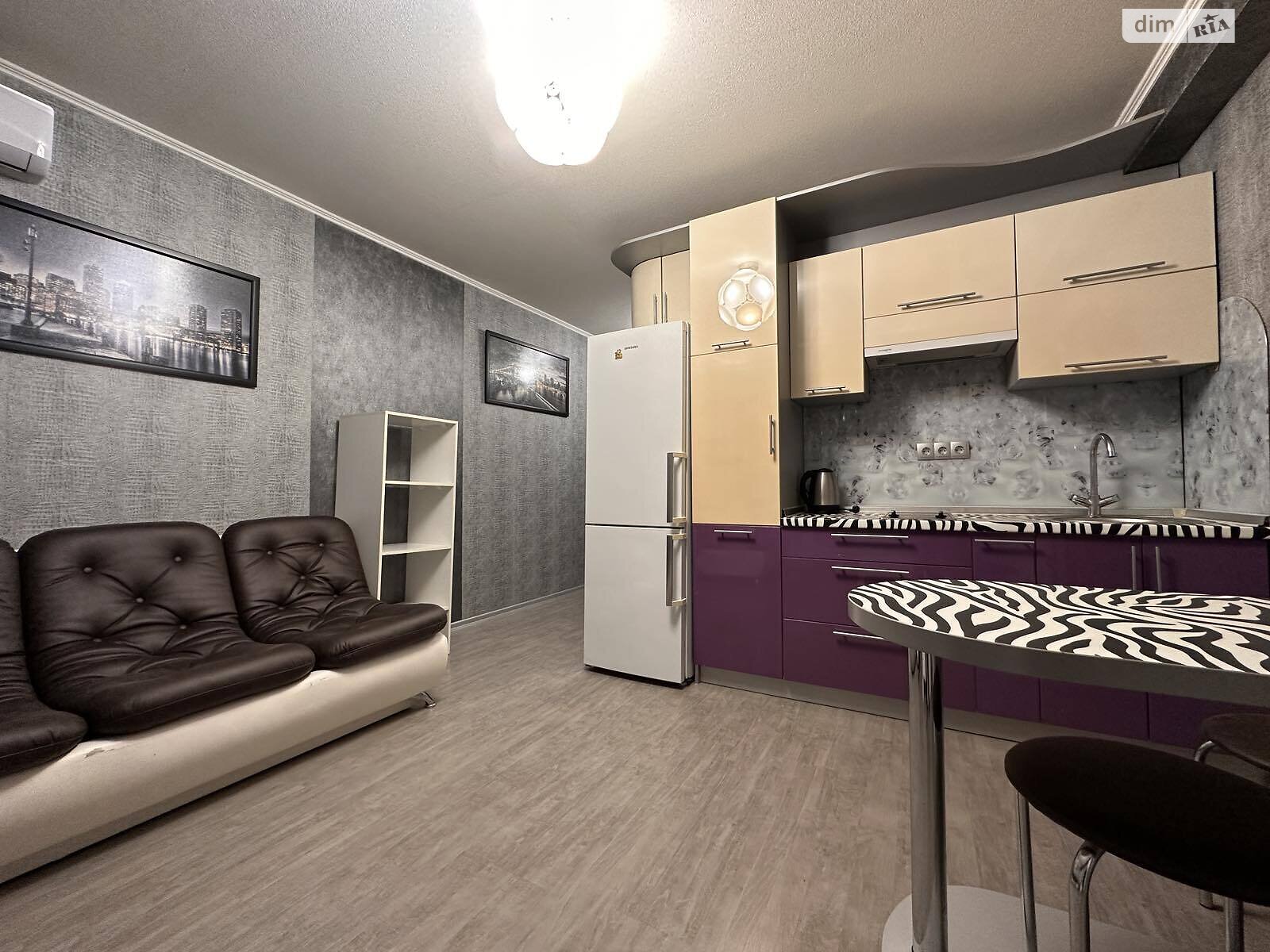 Two-room apartment in Dnipro, right bank, Alexander Pol Avenue