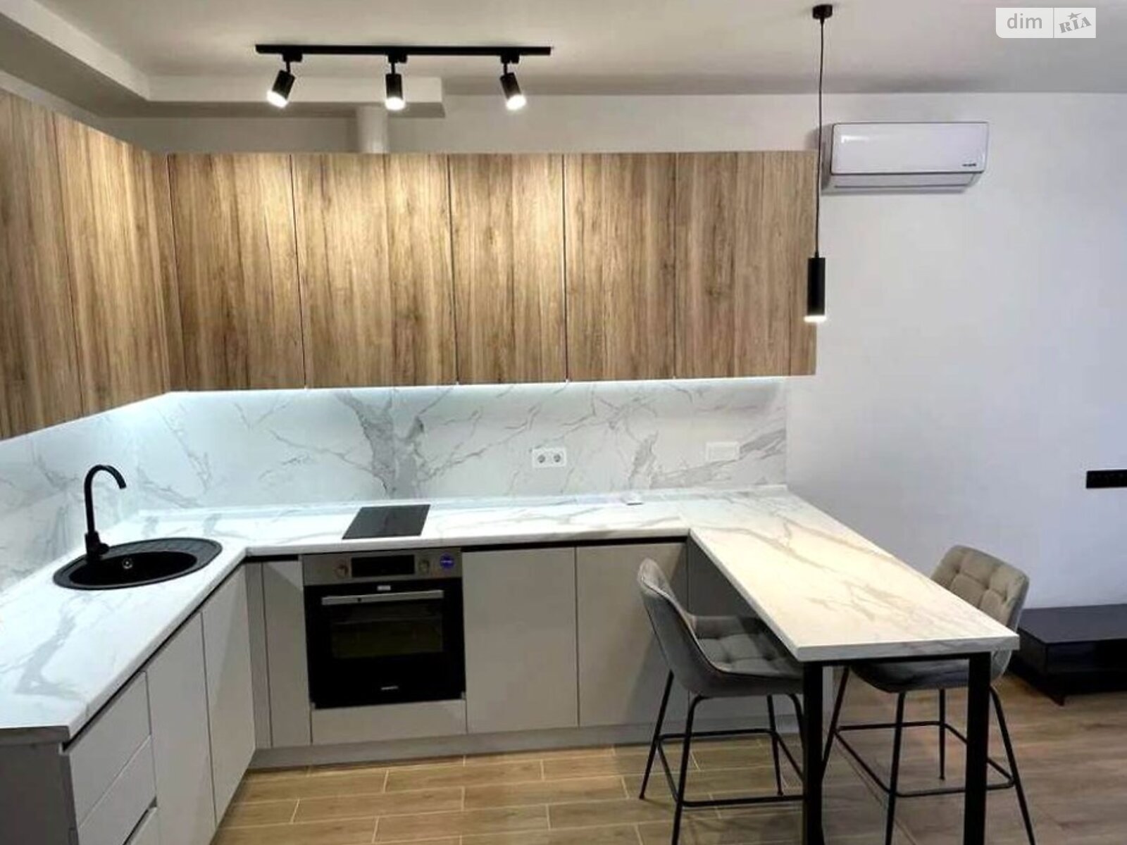 Fully Renovated Studio Apartment with Modern Amenities