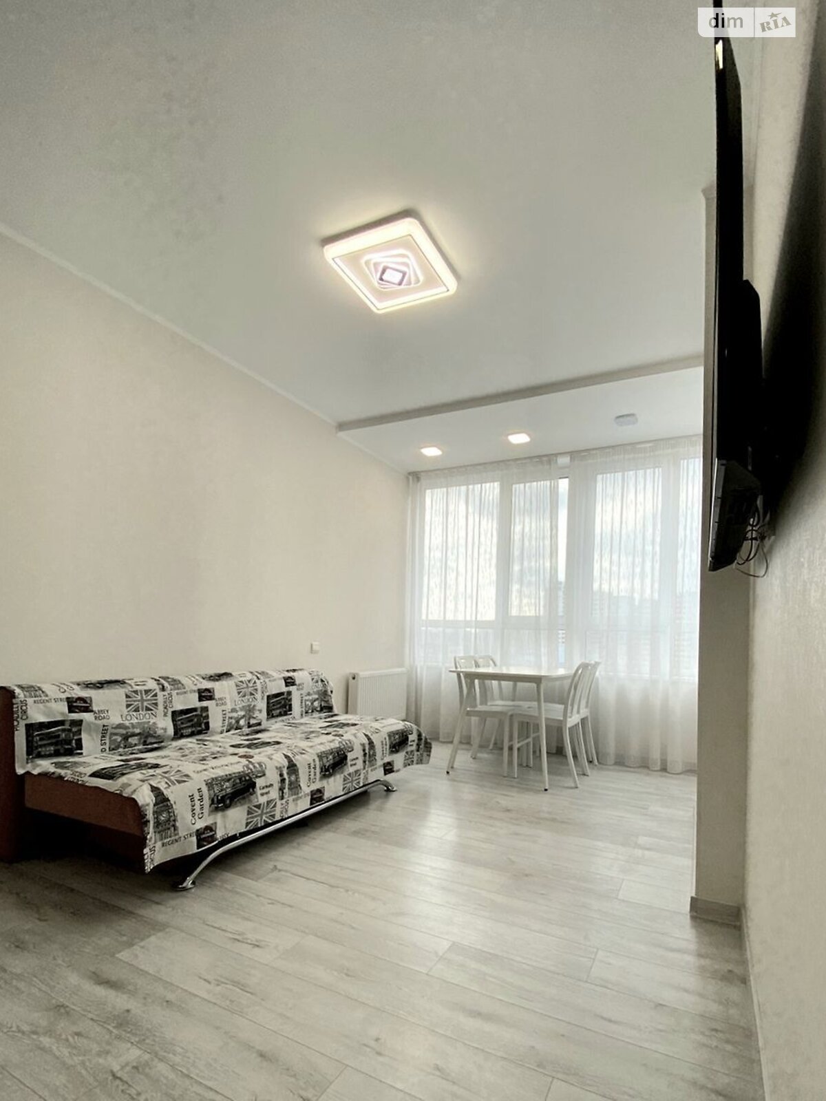 Spacious 1-Bedroom Apartment near Demiivska Metro with Modern Renovation