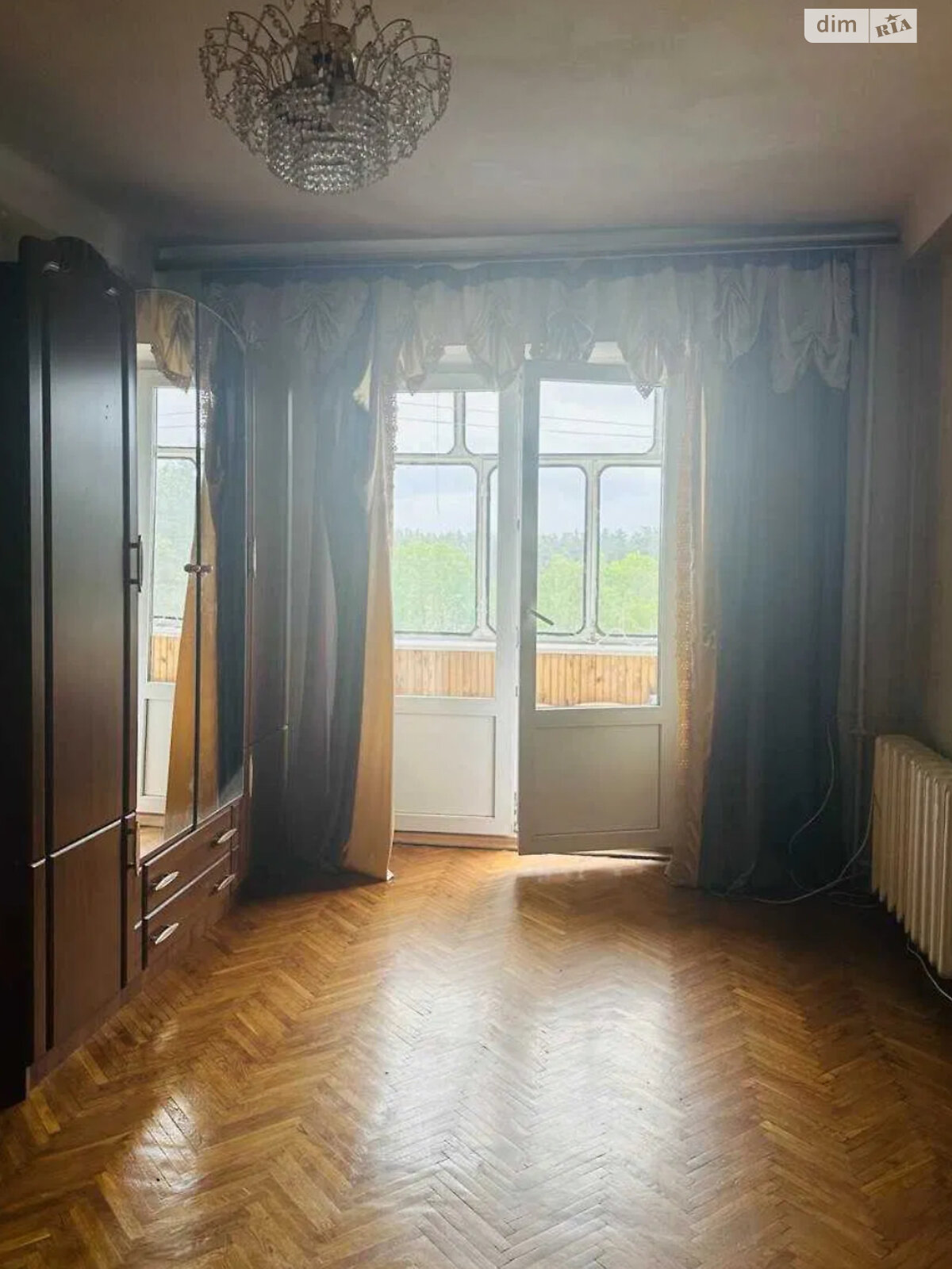 3-Room Apartment near Lisova Metro Station with Separate Rooms and Balcony