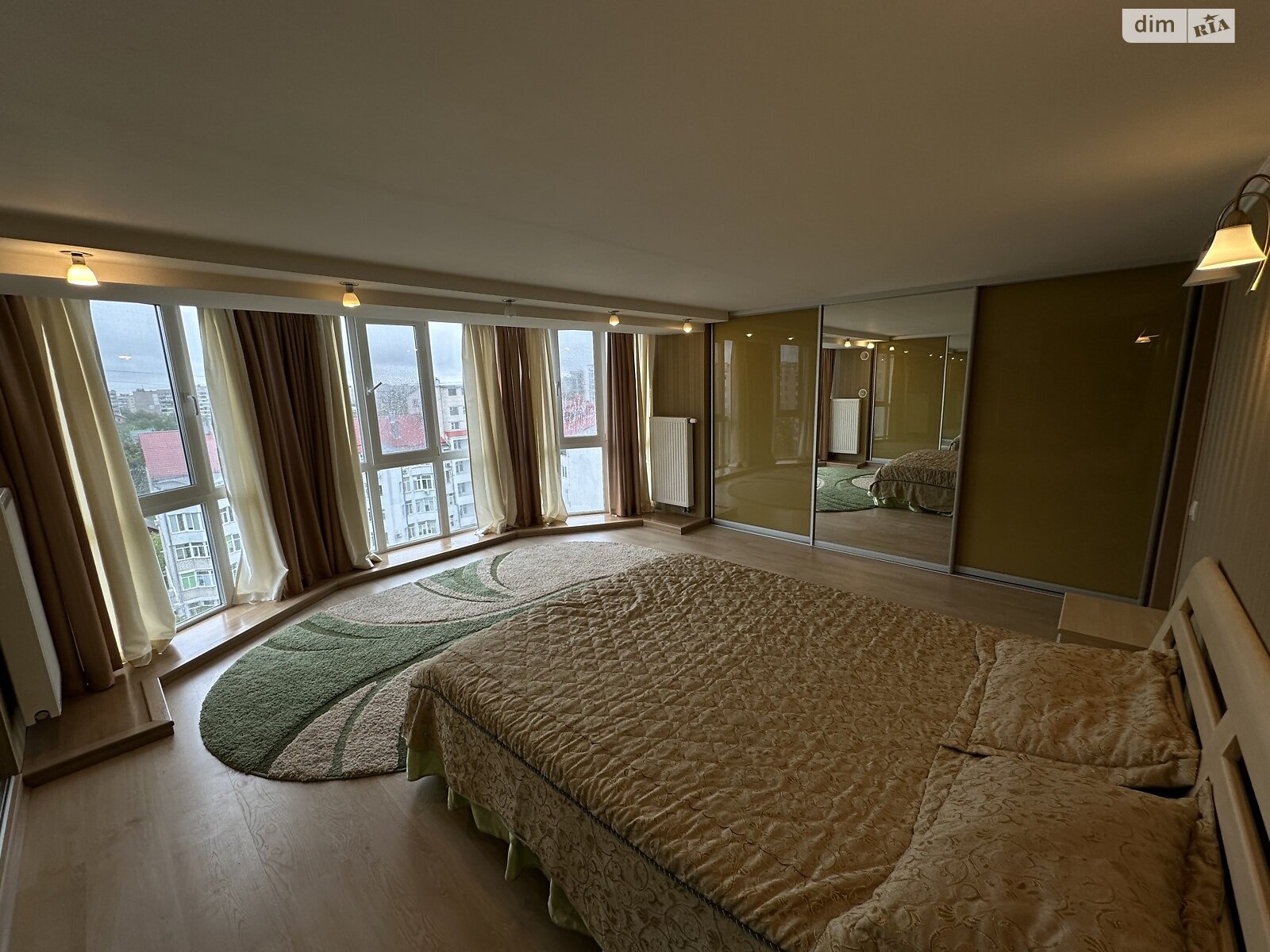 Spacious 4-Room Apartment on Skaletskogo Street