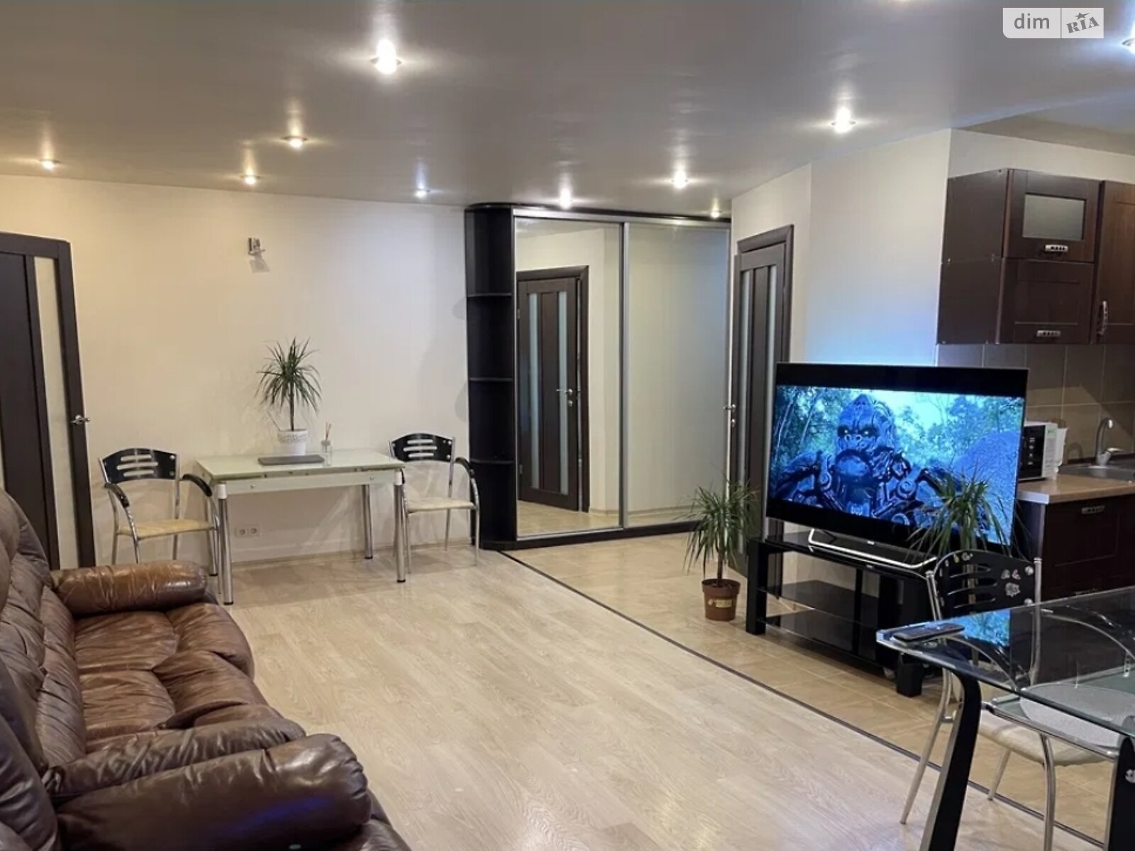 Spacious Apartment near Dnipro River, Convenient Location