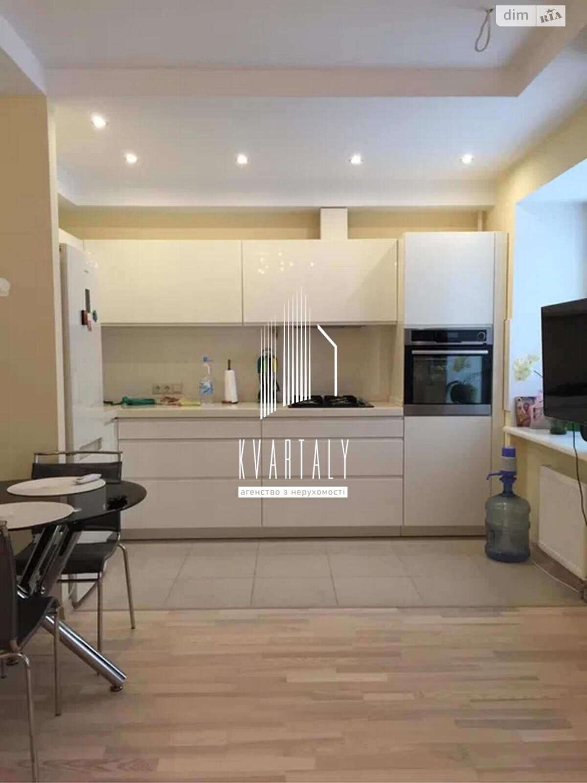 Designer 1-Bedroom Apartment in Boychuka Street, Quiet Neighborhood