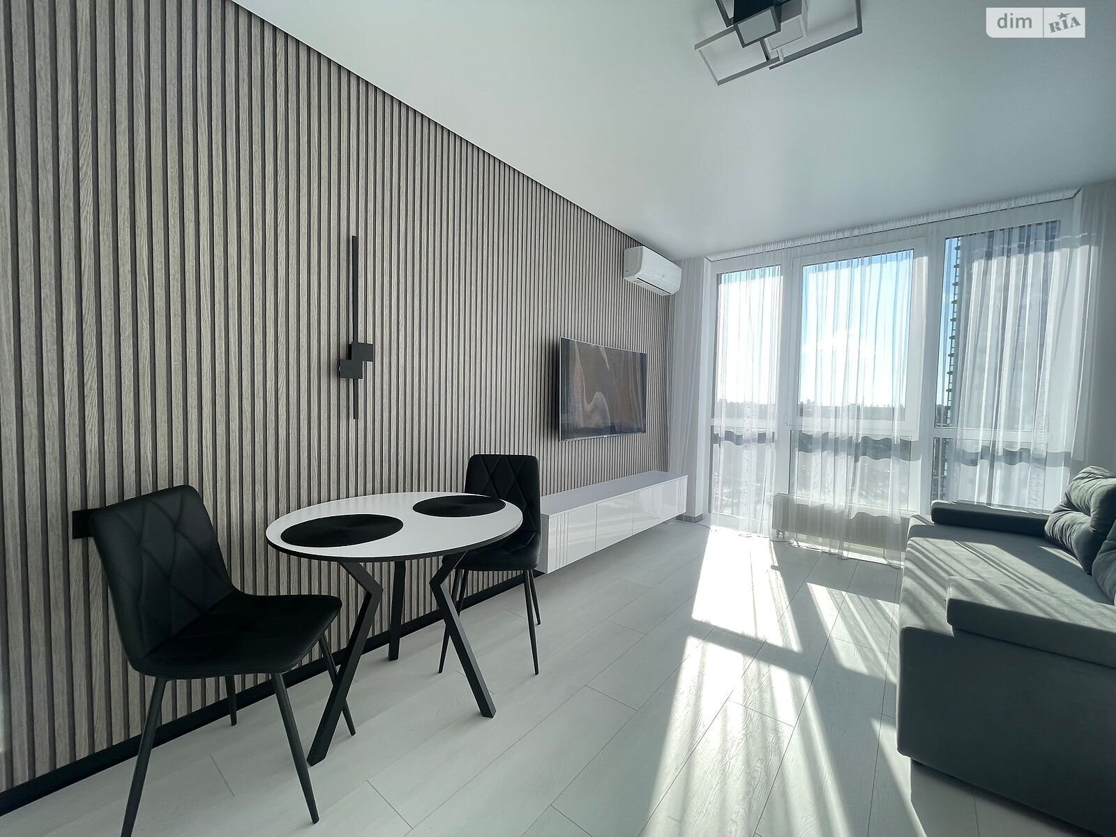 Designer Apartment in Dibrova Park Complex with Modern Amenities
