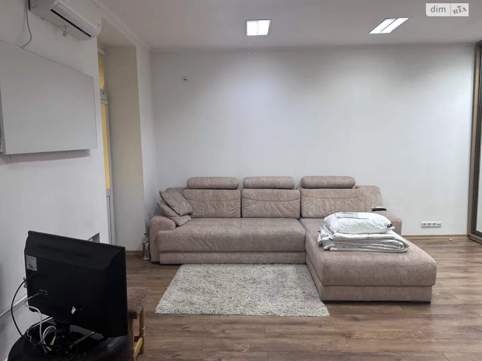 One-bedroom studio apartment on second floor with modern amenities