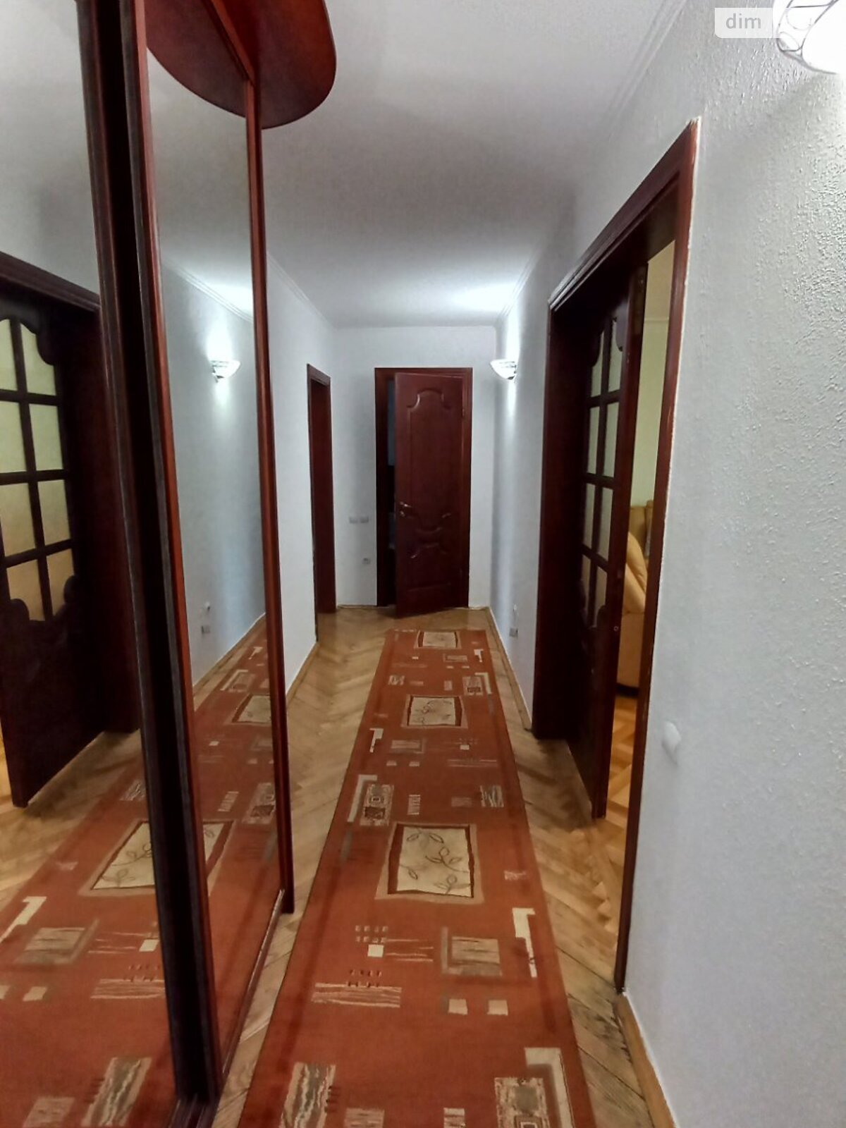 Саунасы бар, евроремонтті, бөлек бөлмелері бар 3 бөлмелі пәтер