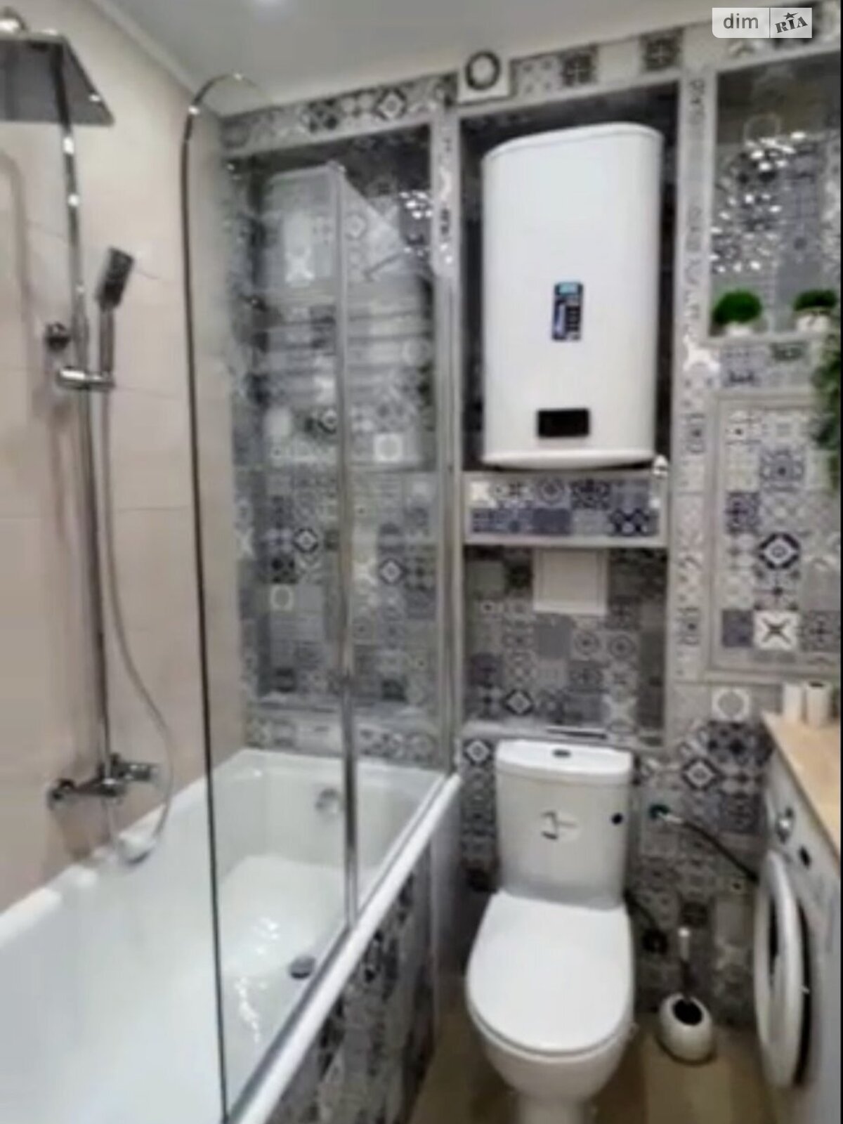 Designer Renovated Apartment with Modern Amenities and Comfortable Layout