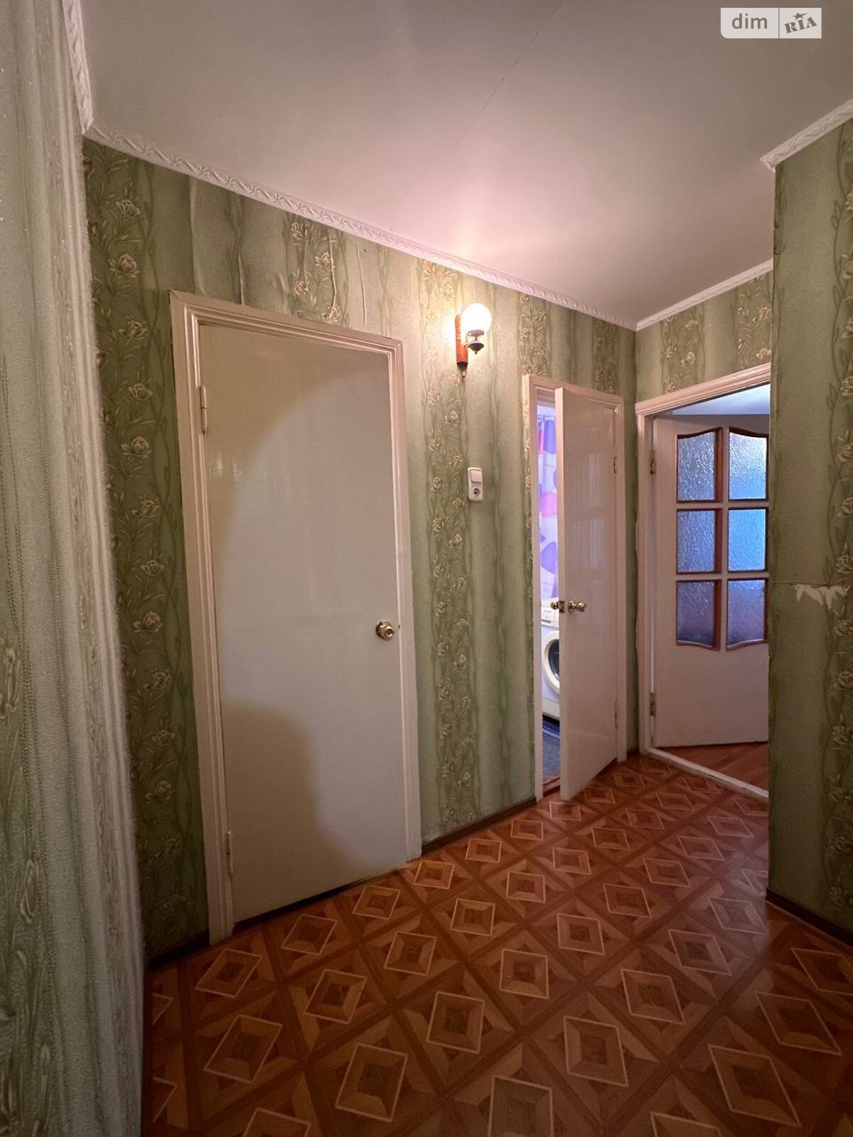 Простора квартира з окремими кімнатами та класичним інтер'єром