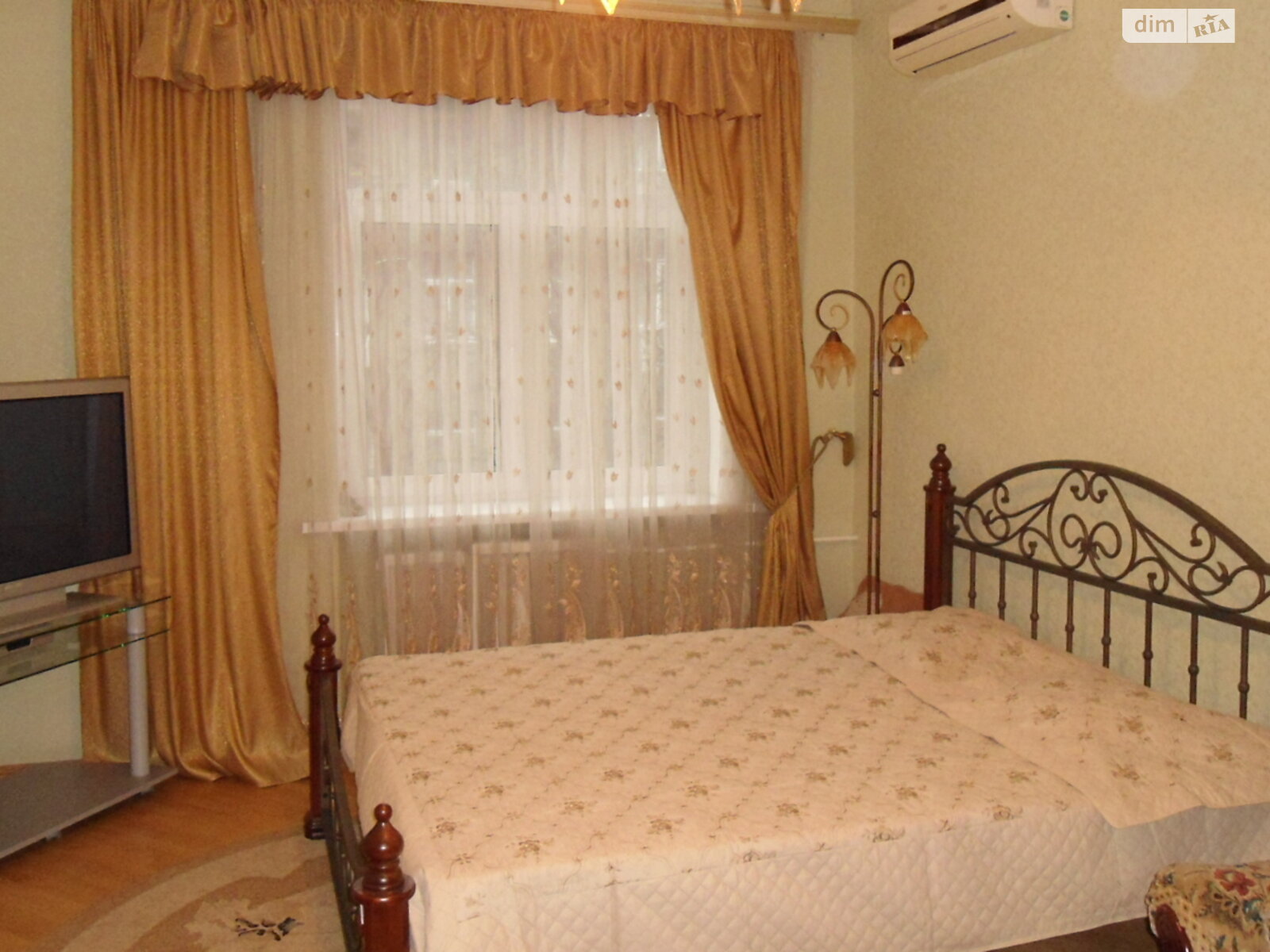Spacious 2-bedroom apartment near Mariinsky Park