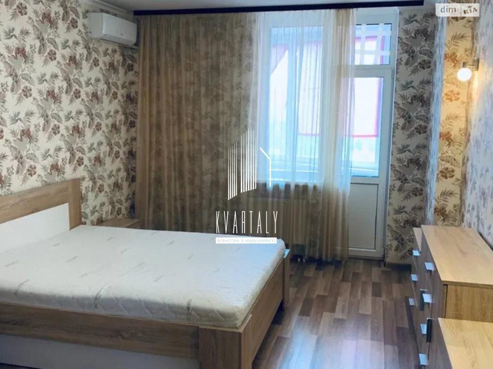 2-Room Apartment on Oleny Pchilky Street, 8th Floor, Well-Equipped