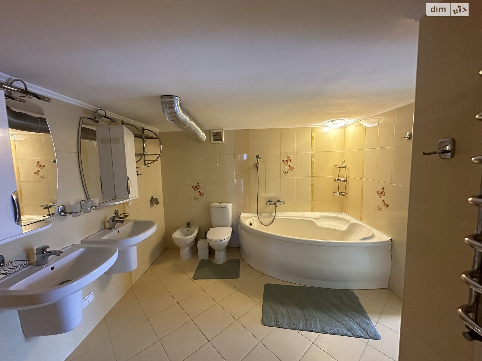 Spacious 4-Room Apartment on Skaletskogo Street