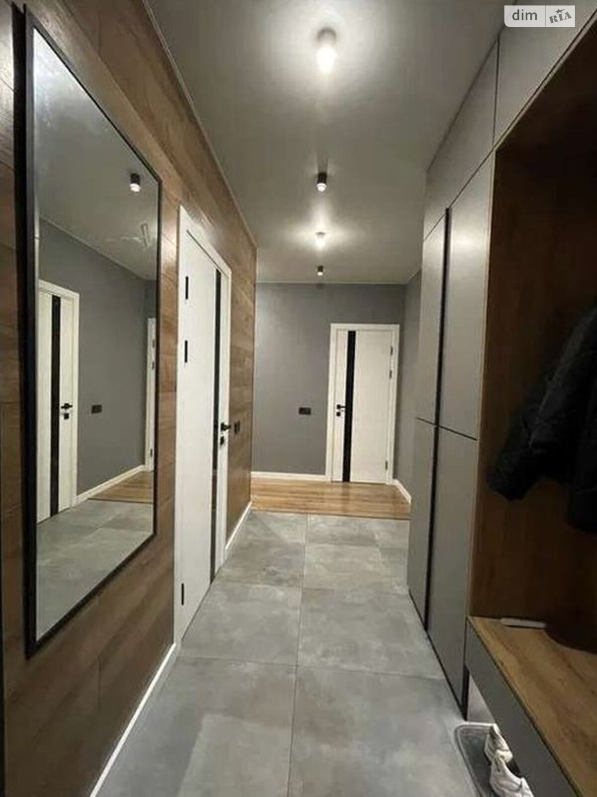 Modern Apartment with Designer Interior and Full Amenities