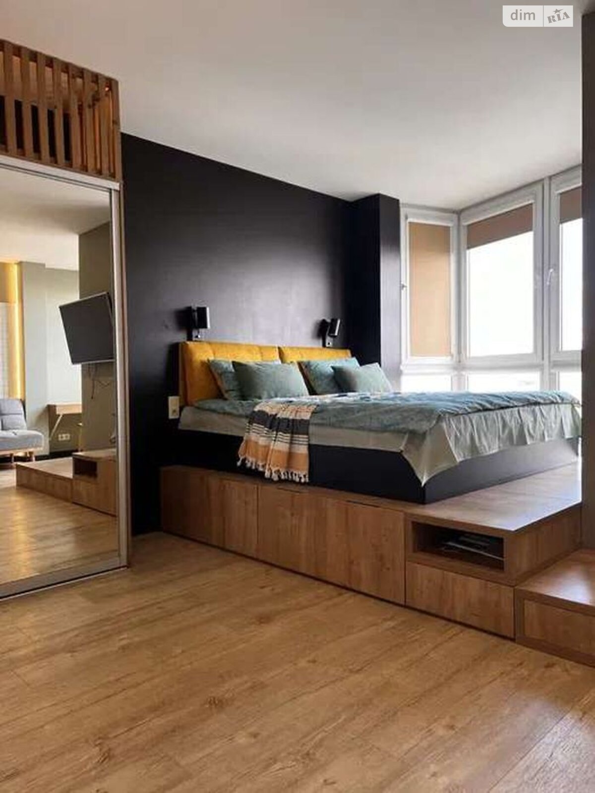 Spacious Apartment with Lake View on Poznyaki