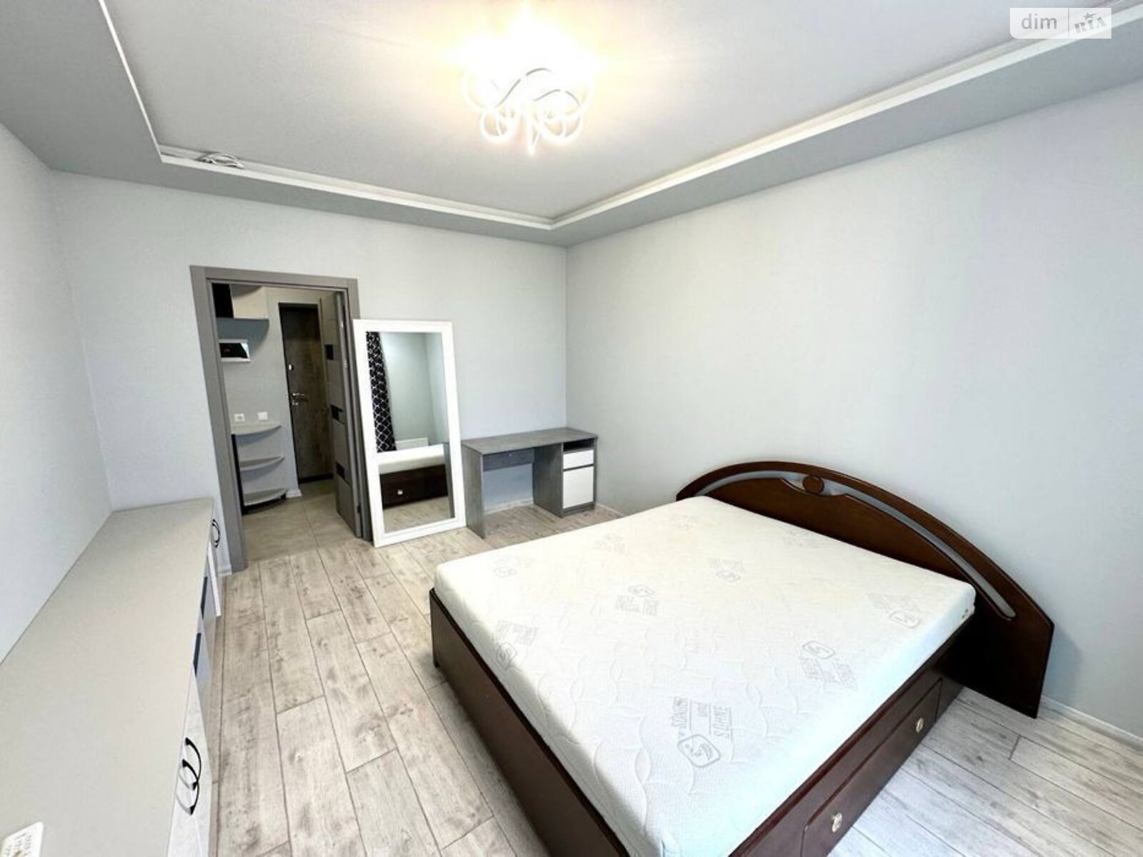 1-Room Business-Class Apartment in Dubinina Complex