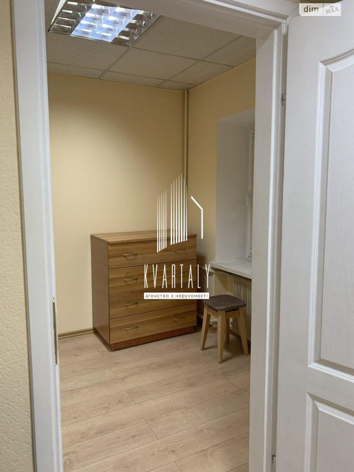 1-Room Apartment on Naberezhno-Khreshchatytska Street, 1st Floor