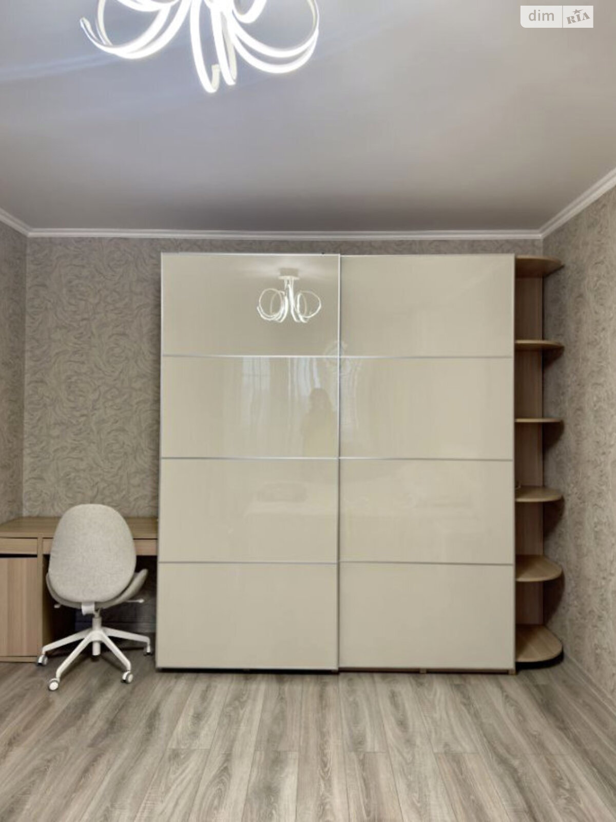 Spacious Apartment with Classic Renovation and Modern Amenities