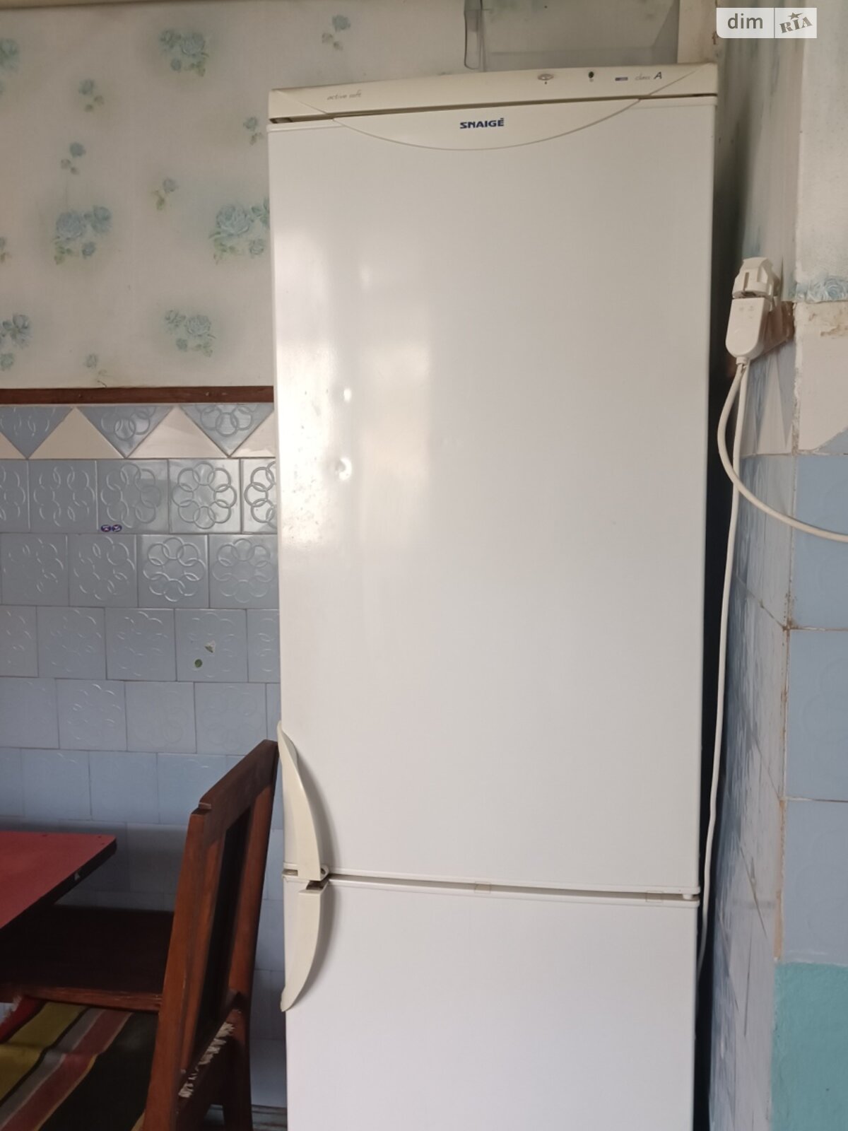 Тихий житловий простір з двома диванами, двоспальним ліжком та холодильником