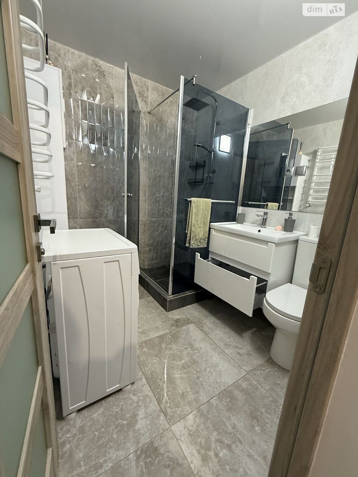 Bright and Spacious One-Bedroom Apartment in Telescope Residential Complex