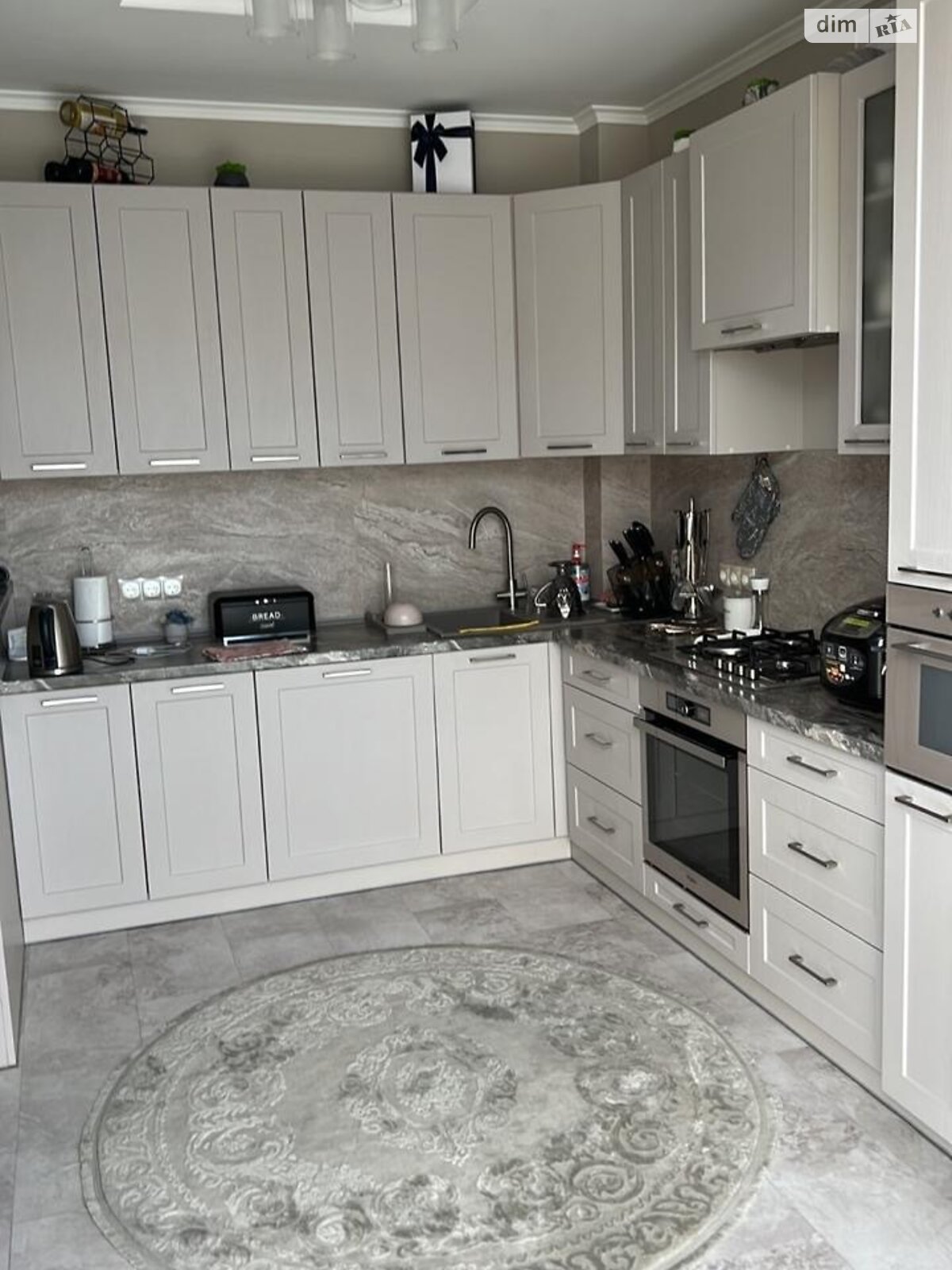 Excellent apartment in a new complex near the park with superb renovation