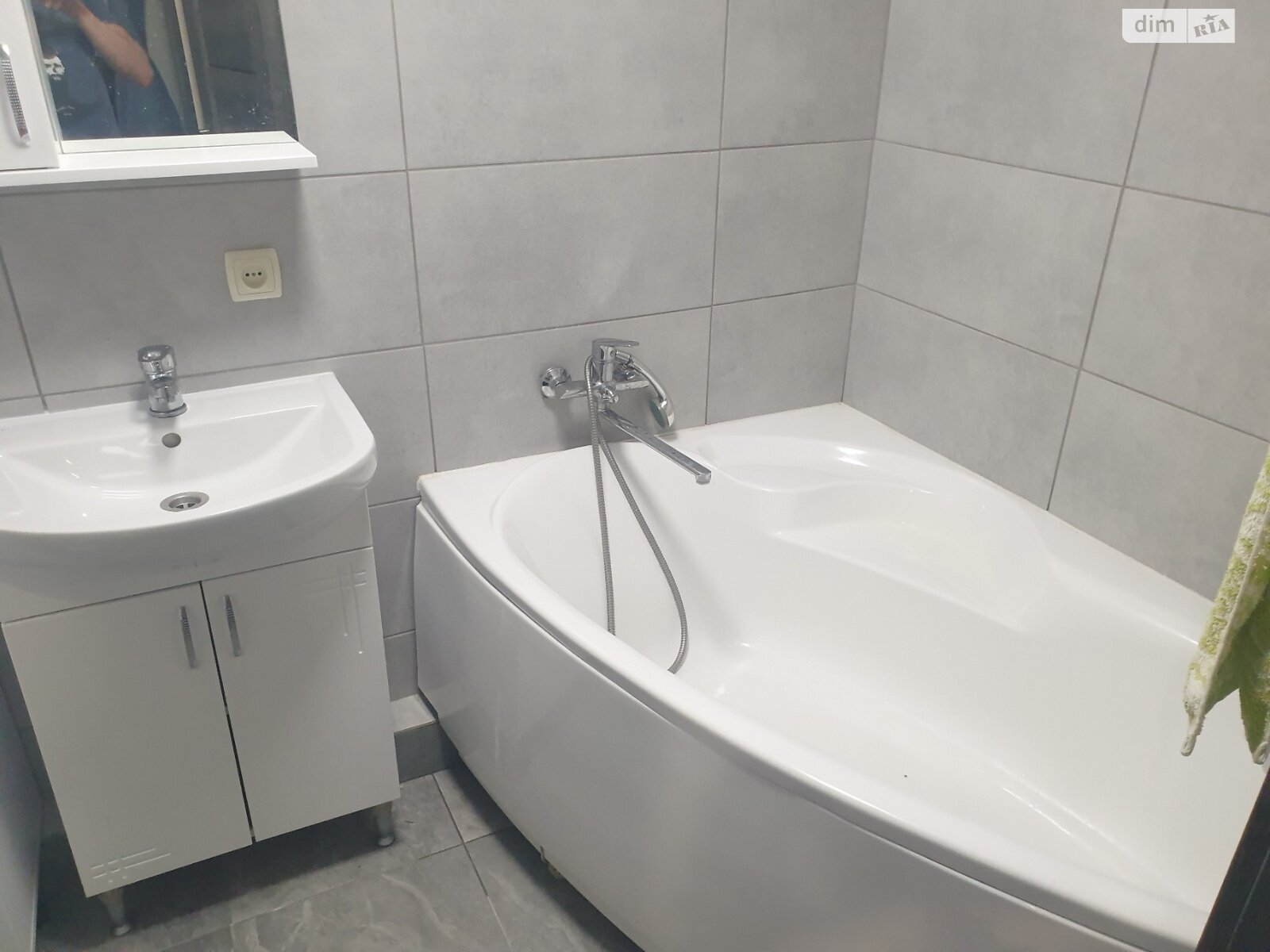 3-room apartment with Euro renovation near Demeyivska metro