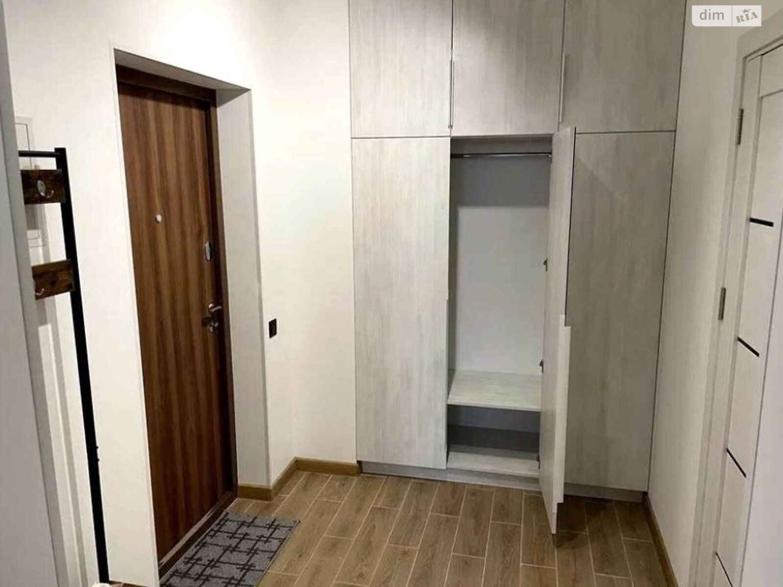 Fully Renovated Studio Apartment with Modern Amenities
