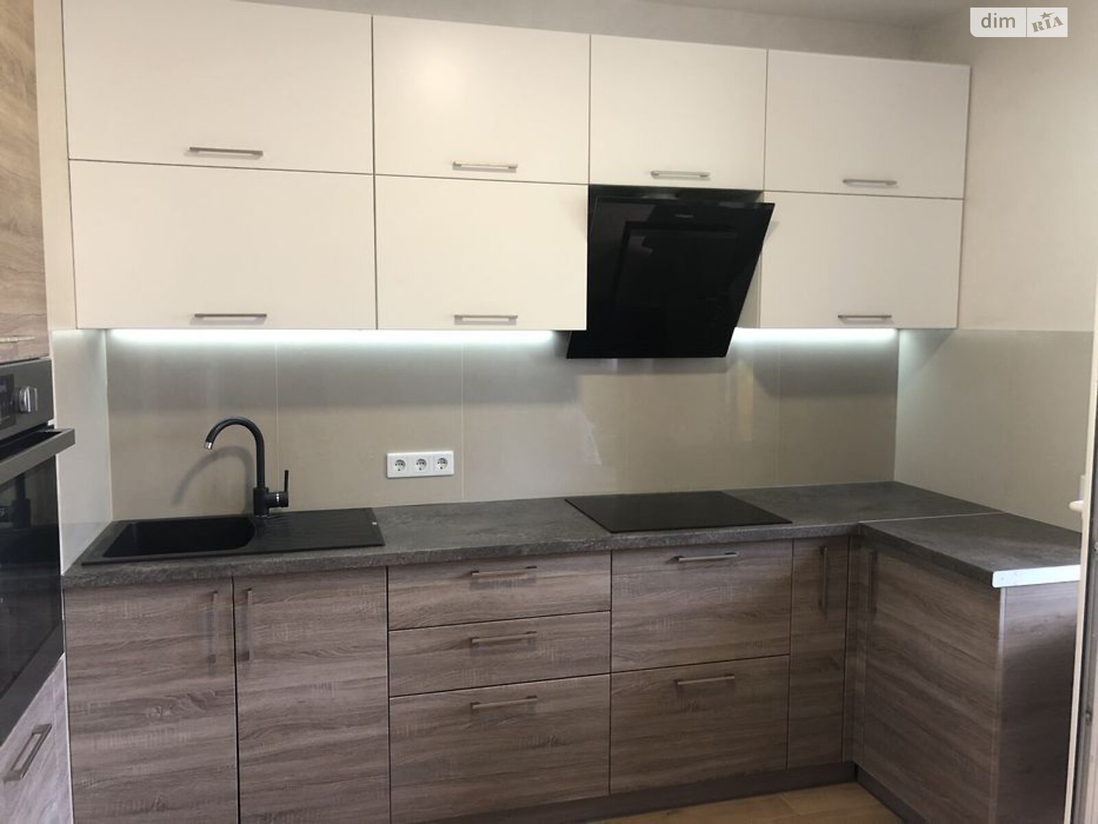 1-Bedroom Apartment in Kyiv on Beresteiskyi Avenue with Modern Renovation