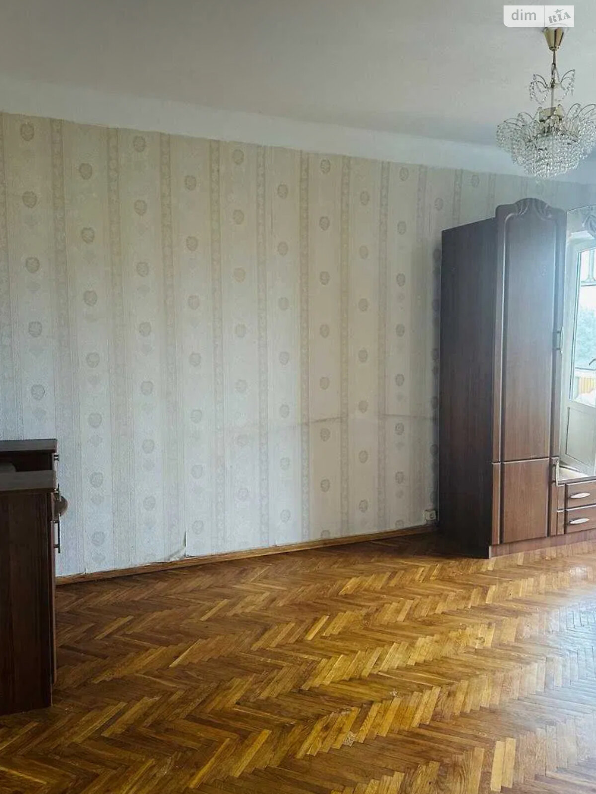 3-Room Apartment near Lisova Metro Station with Separate Rooms and Balcony