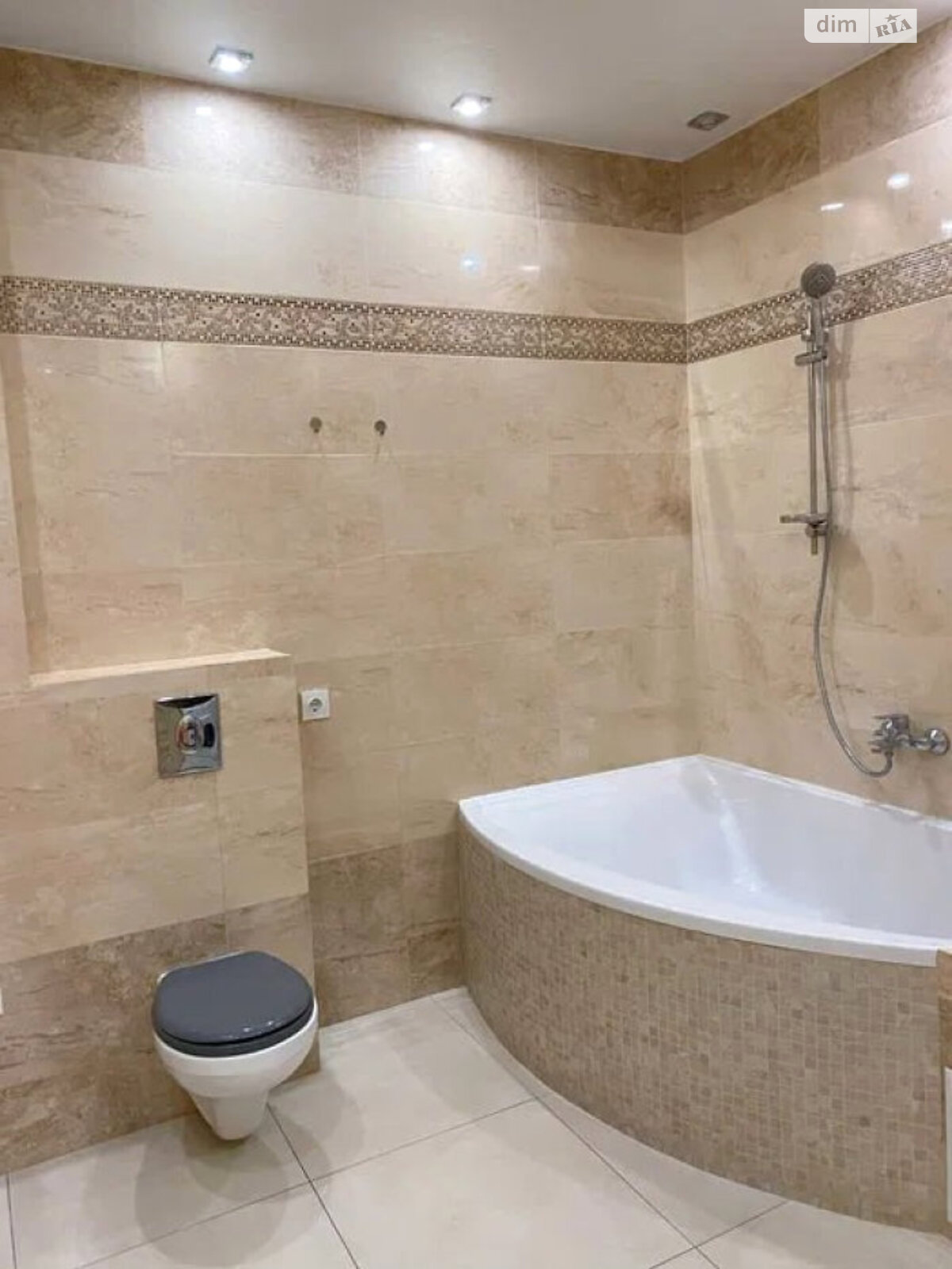 1-Room Apartment with Modern Amenities and Designer Interior