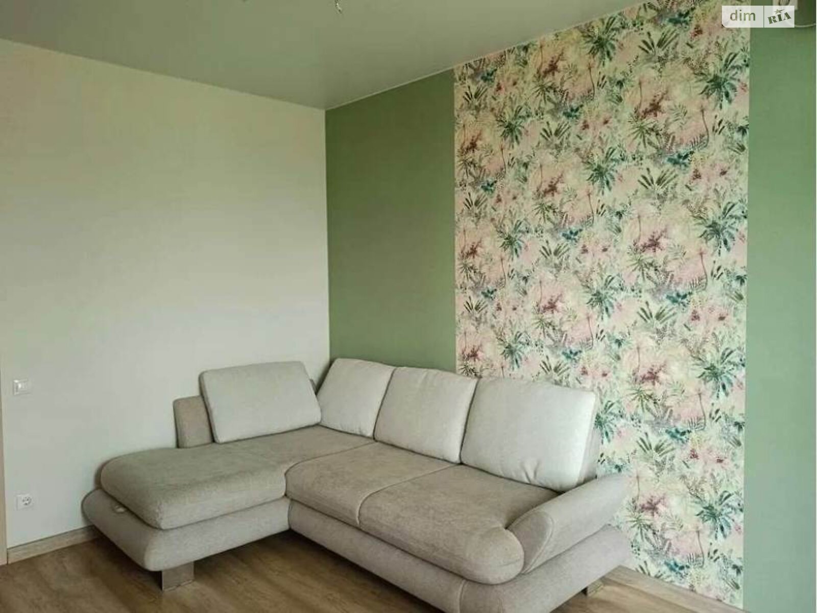 Compact Apartment Near Levoberezhna Metro with Modern Design