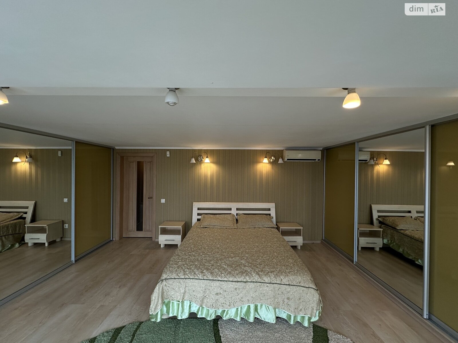 Spacious 4-Room Apartment on Skaletskogo Street