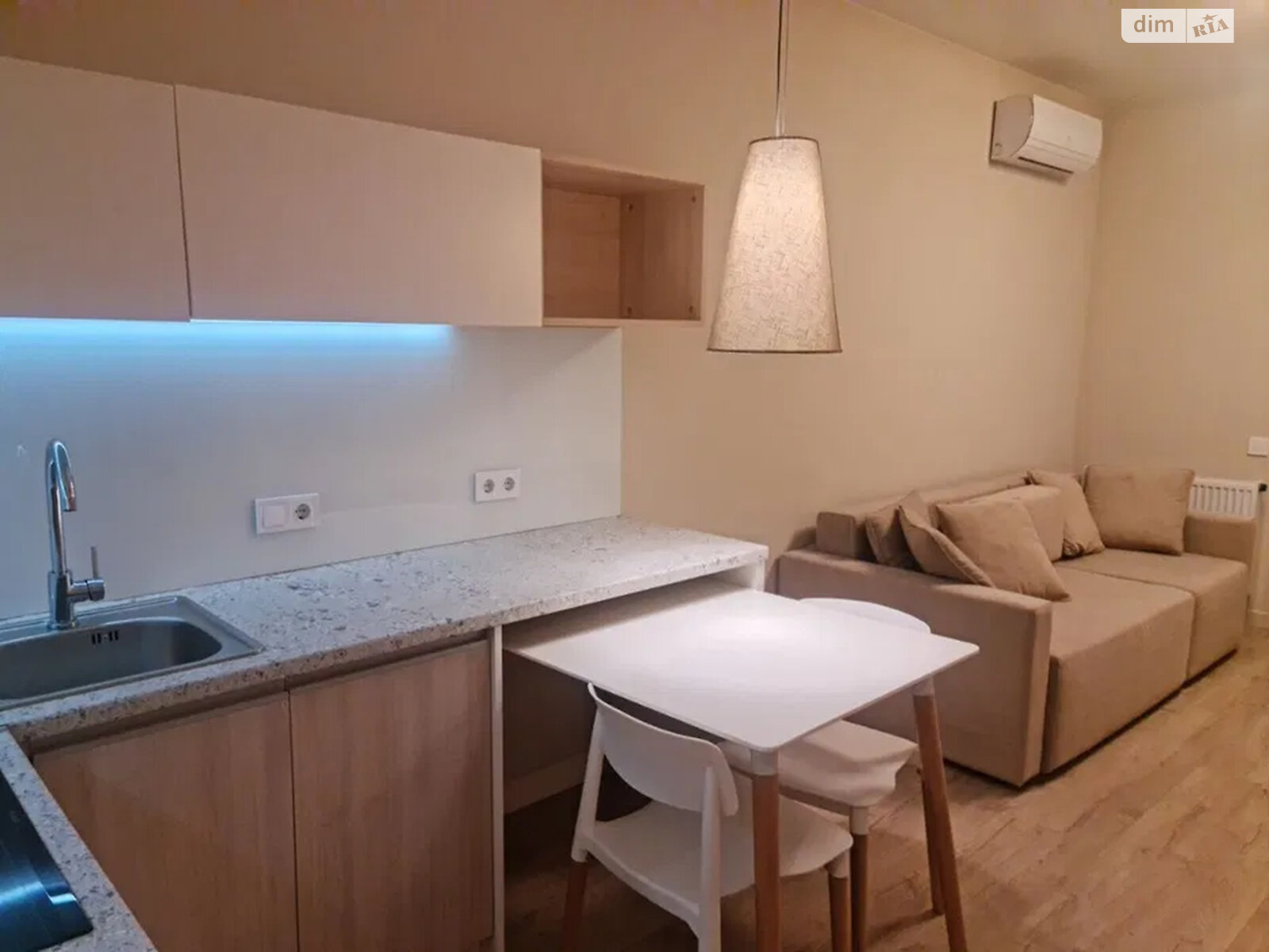 Spacious 1-bedroom apartment on Vasylkivska Street