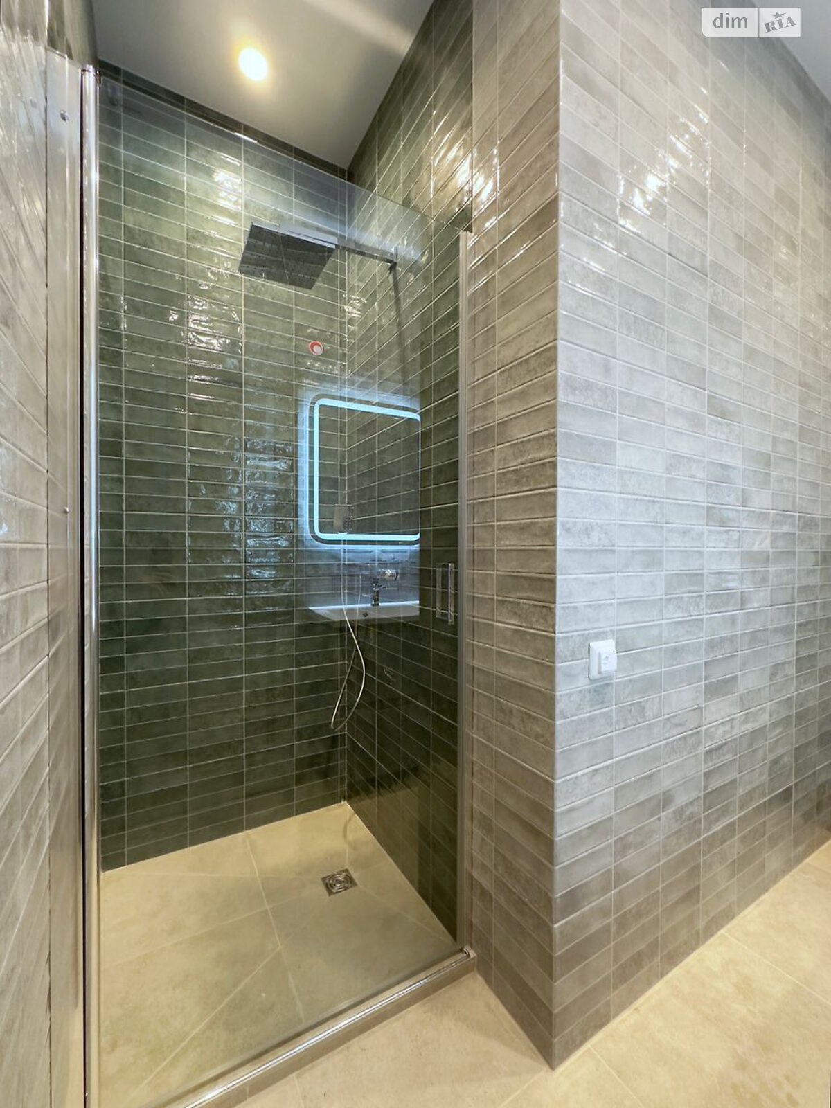 Spacious 1-bedroom apartment in Park Tower with city panorama