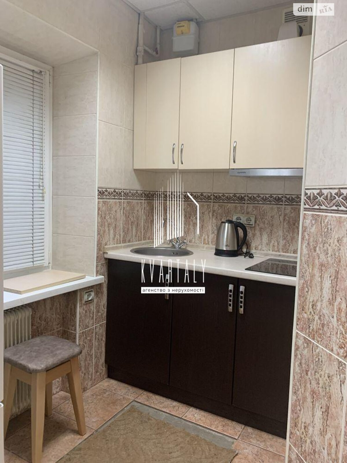 1-Room Apartment on Naberezhno-Khreshchatytska Street, 1st Floor