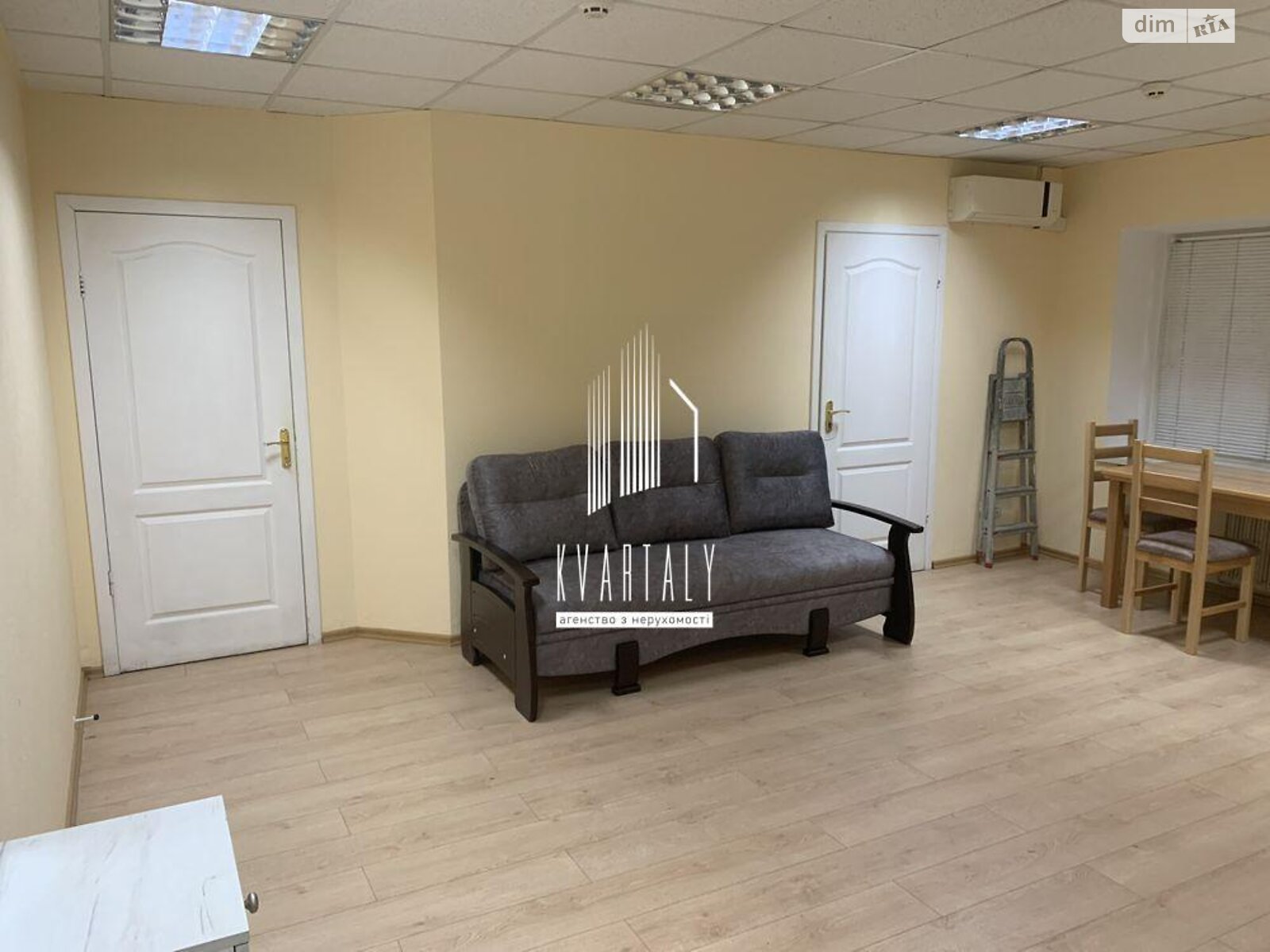 1-Room Apartment on Naberezhno-Khreshchatytska Street, 1st Floor