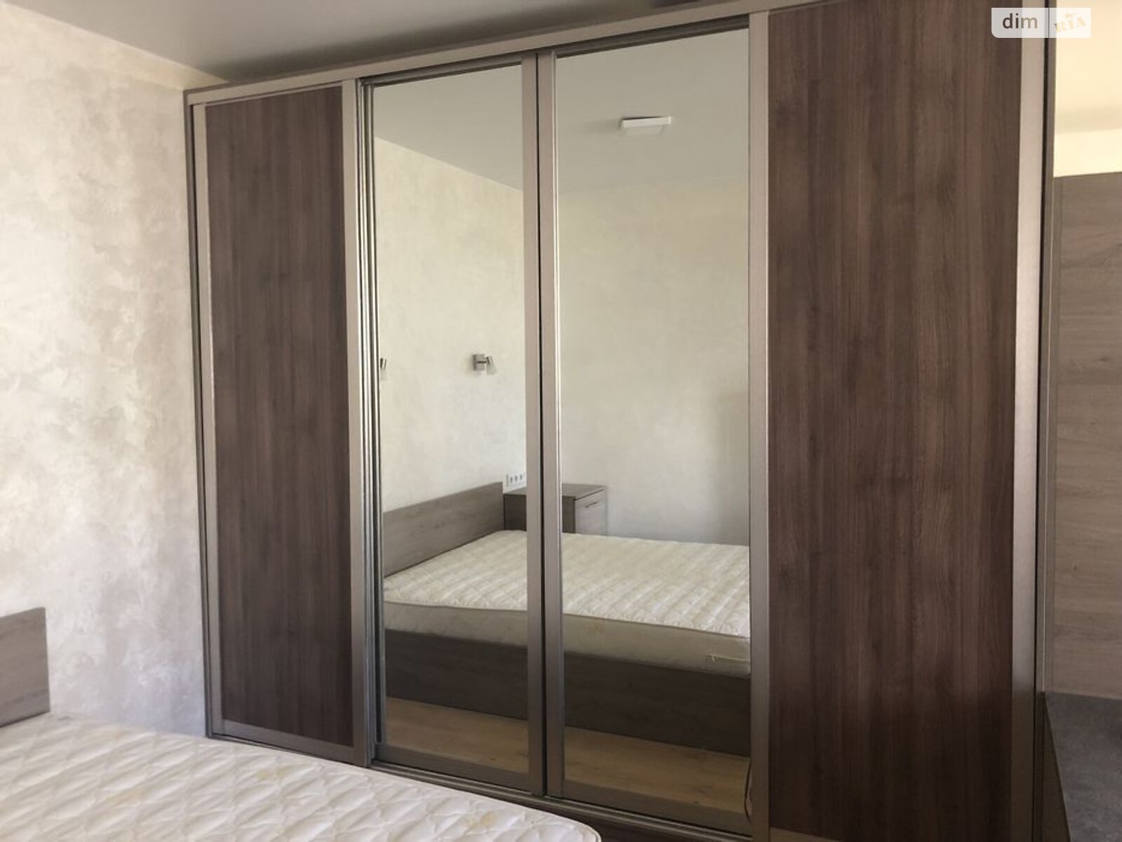 1-Bedroom Apartment in Kyiv on Beresteiskyi Avenue with Modern Renovation