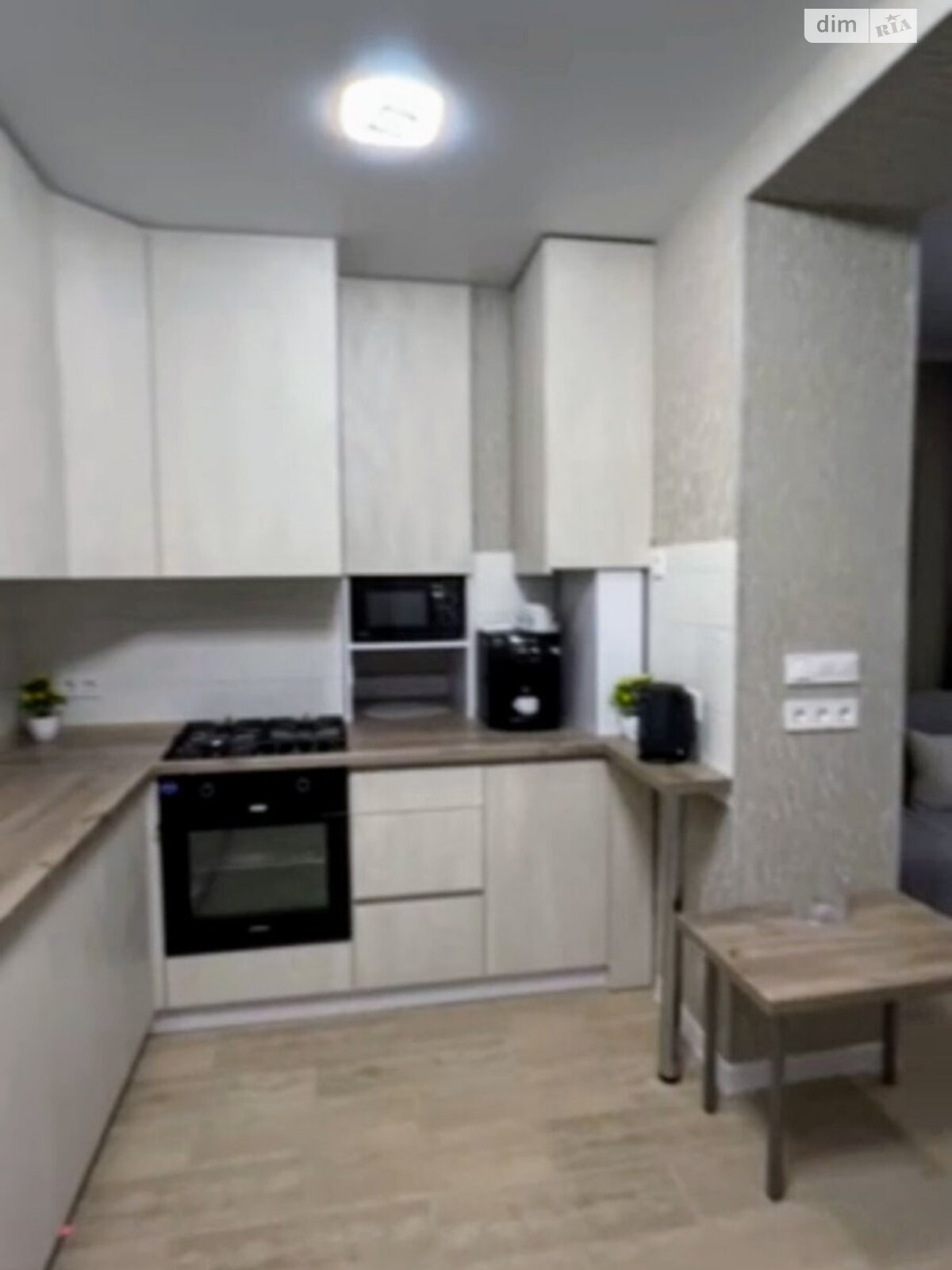 Designer Renovated Apartment with Modern Amenities and Comfortable Layout