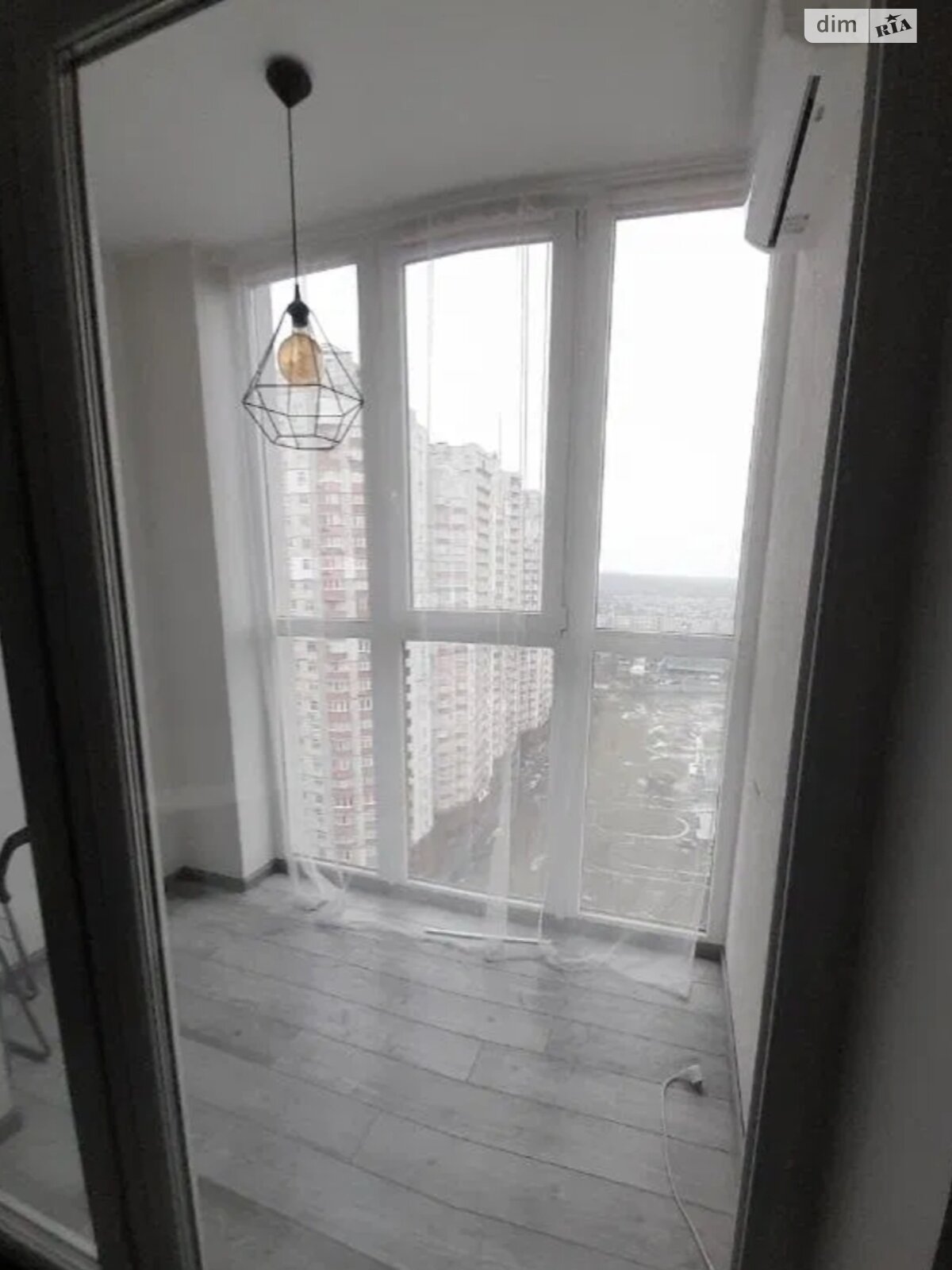 Modern Apartment with Separate Office and Quality Amenities