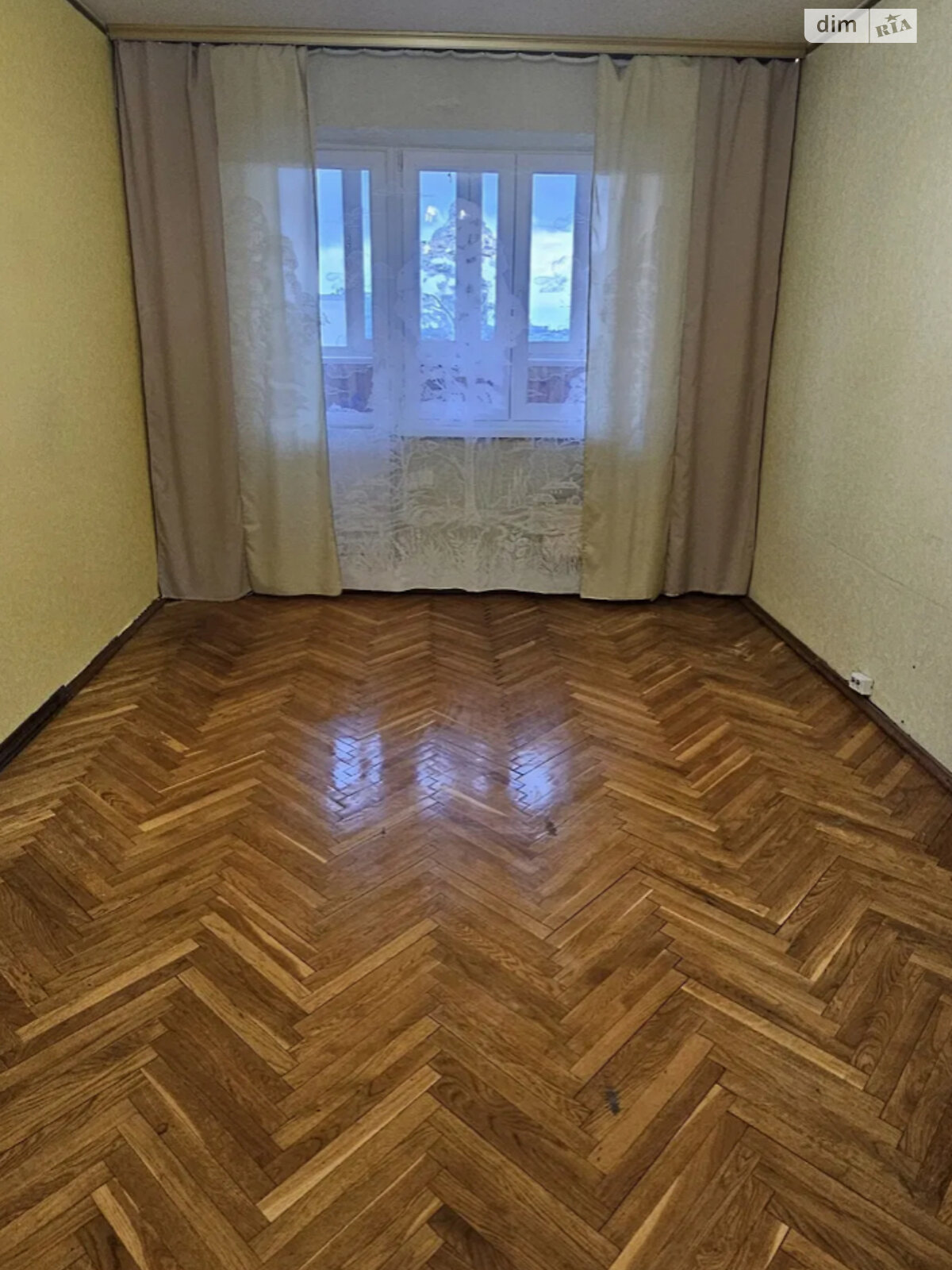 Two-room apartment with separate rooms, parquet floors, and balcony
