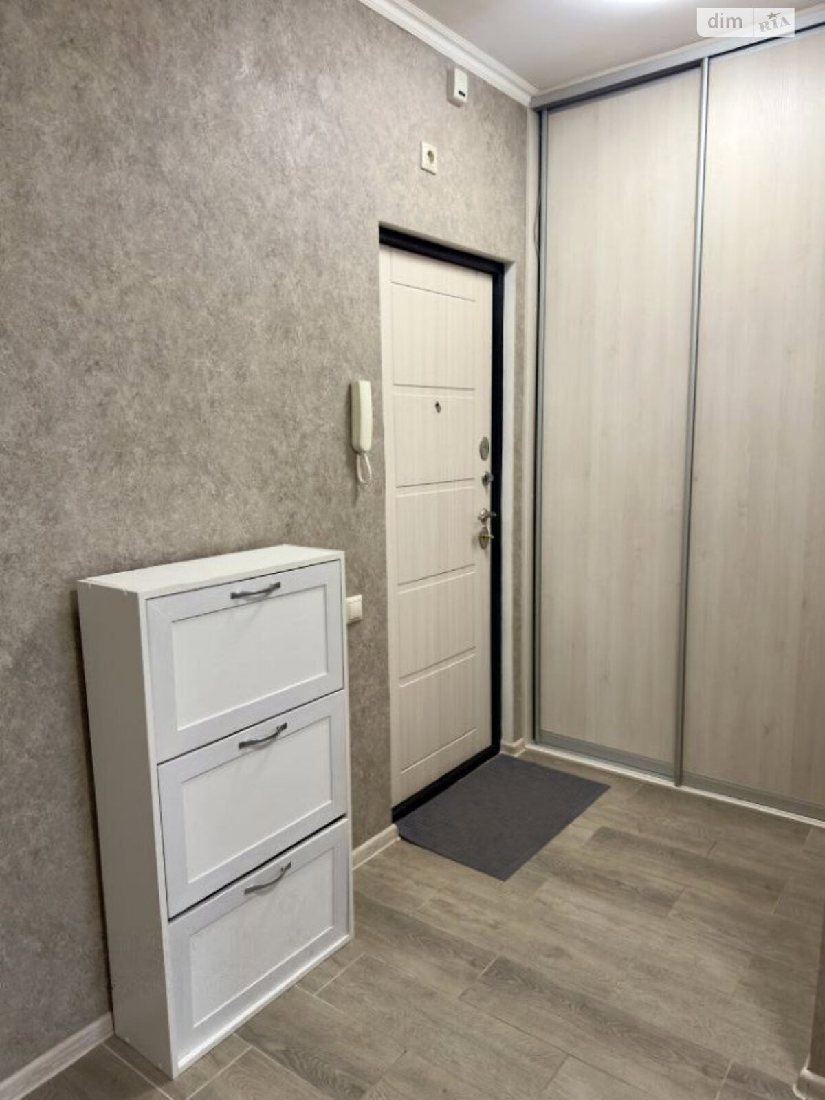 Spacious Apartment with Classic Renovation and Modern Amenities