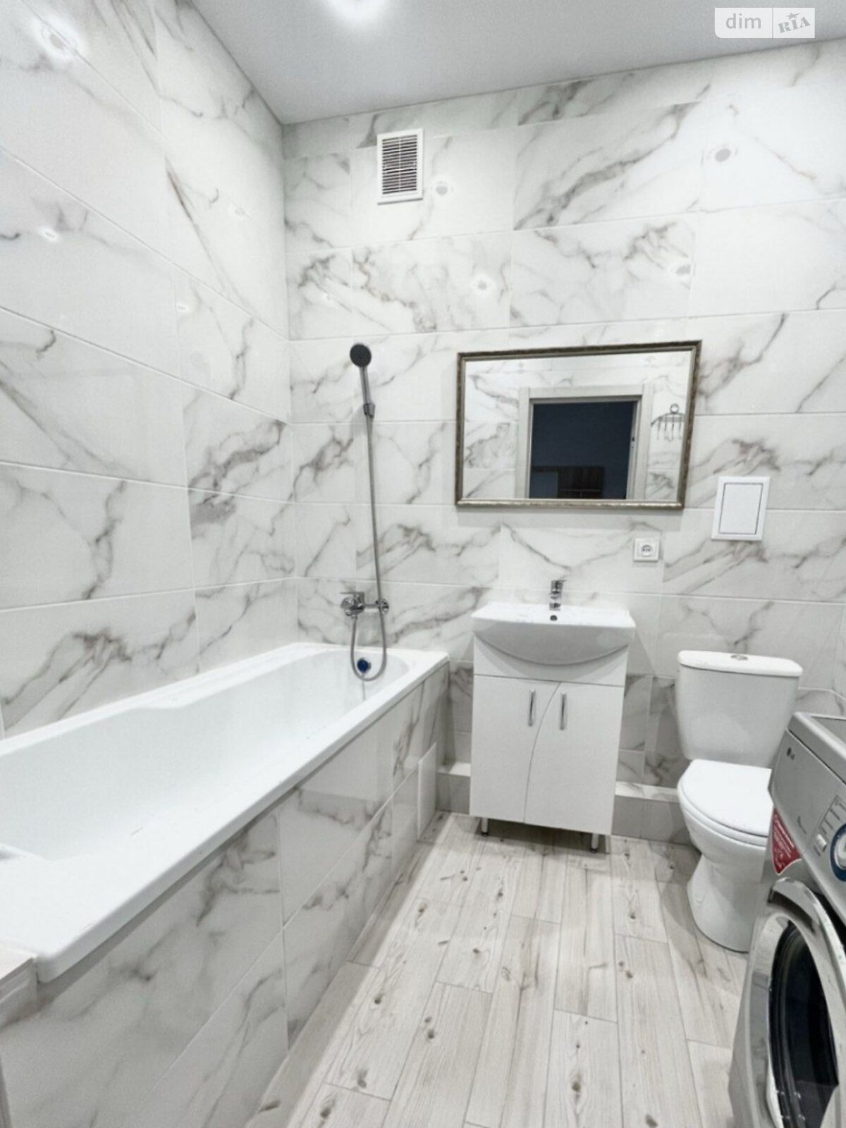 1-bedroom apartment in Akademichesky microdistrict with modern design